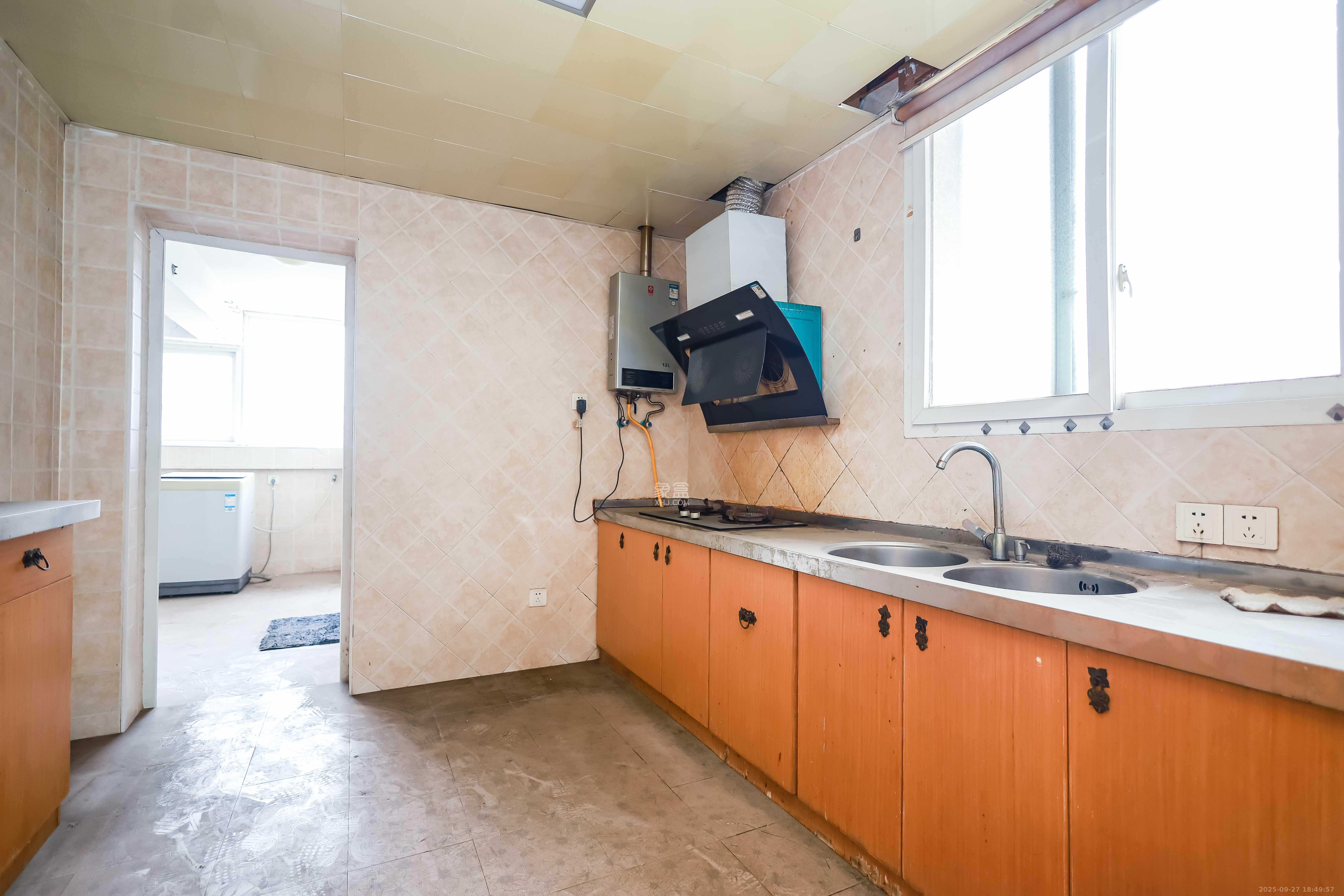 咸嘉新村嘉旺苑 5室3厅3卫 98.0万 咸嘉新村嘉旺苑 5室3厅3卫 98.0万厨房