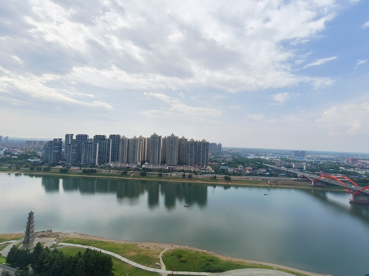 太一御江城  3室2厅2卫    64.8万客厅