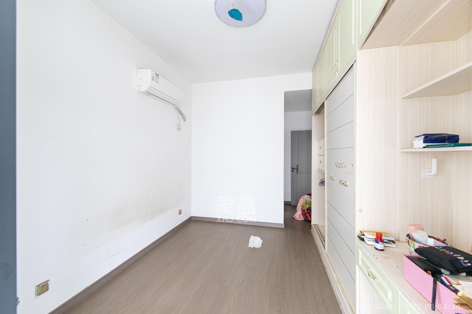 浩龙音乐界  3室2厅2卫    52.0万卧室