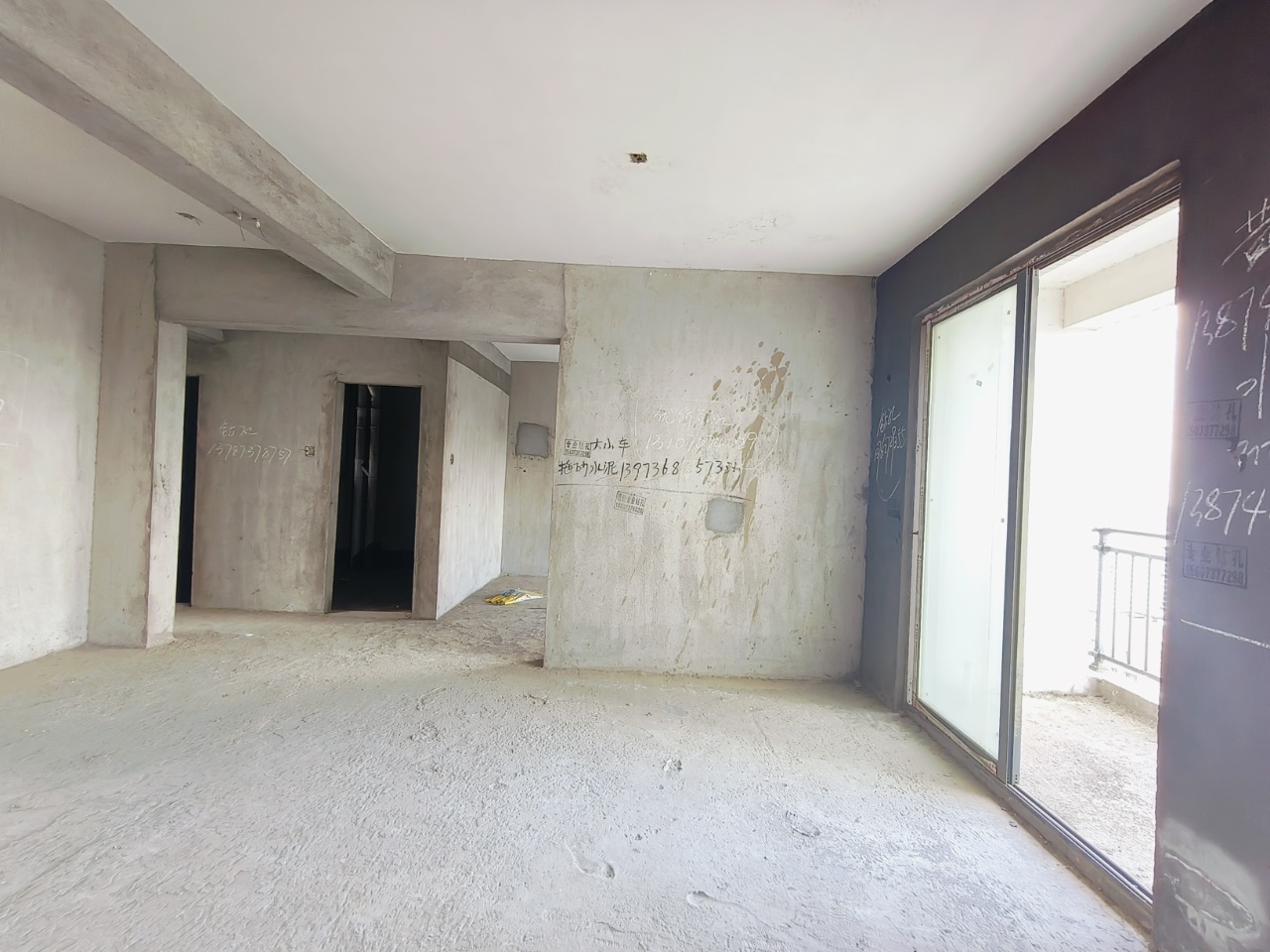 太一御江城  3室2厅2卫    64.8万客厅