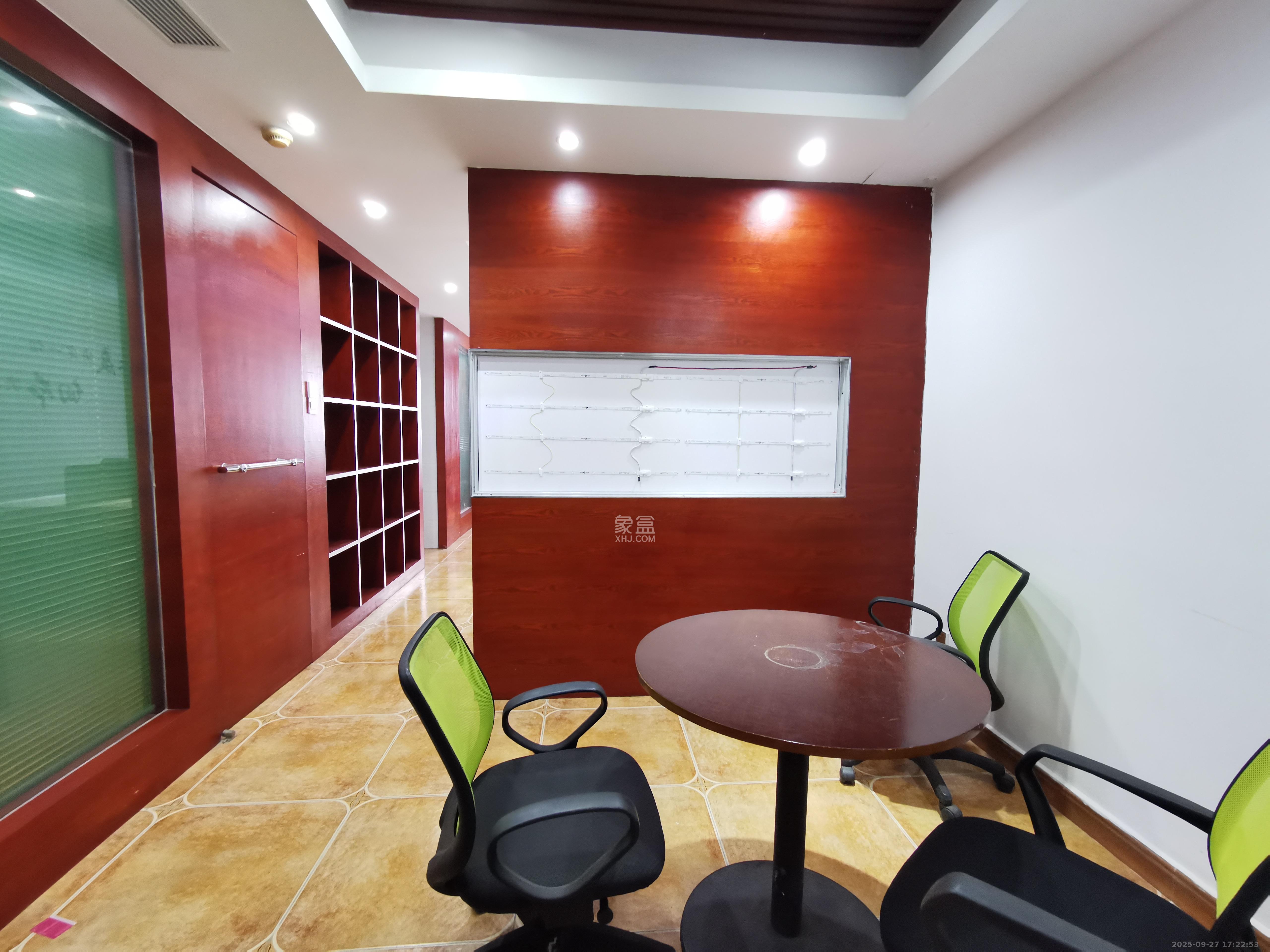 长房中庭国际(东郡华蓉广场) 1室2厅1卫 3400.0元/月 长房中庭国际(东郡华蓉广场) 1室2厅1卫 3400.0元/月室内图