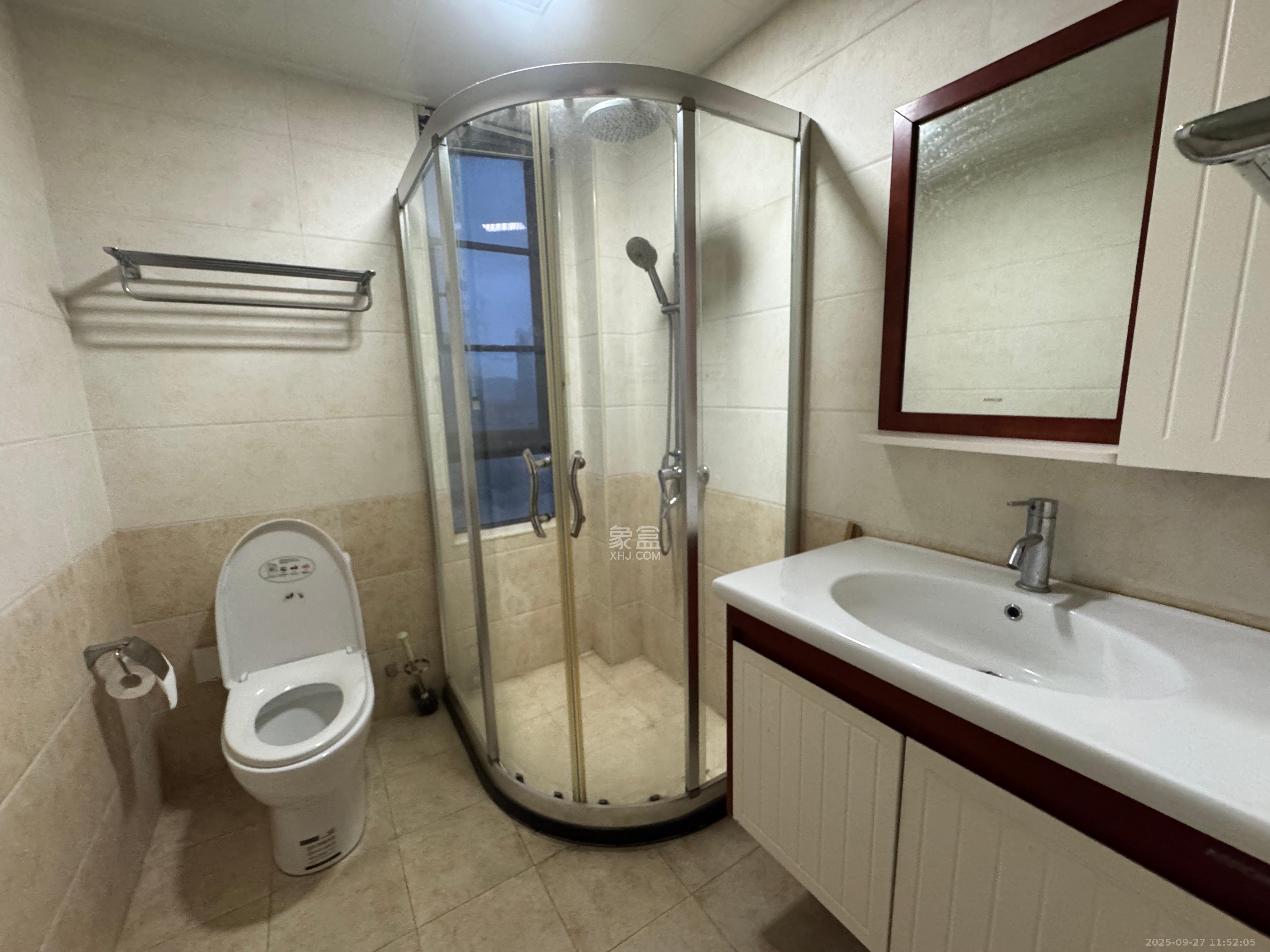 荣悦台 3室2厅2卫 3700.0元/月 荣悦台 3室2厅2卫 3700.0元/月室内图