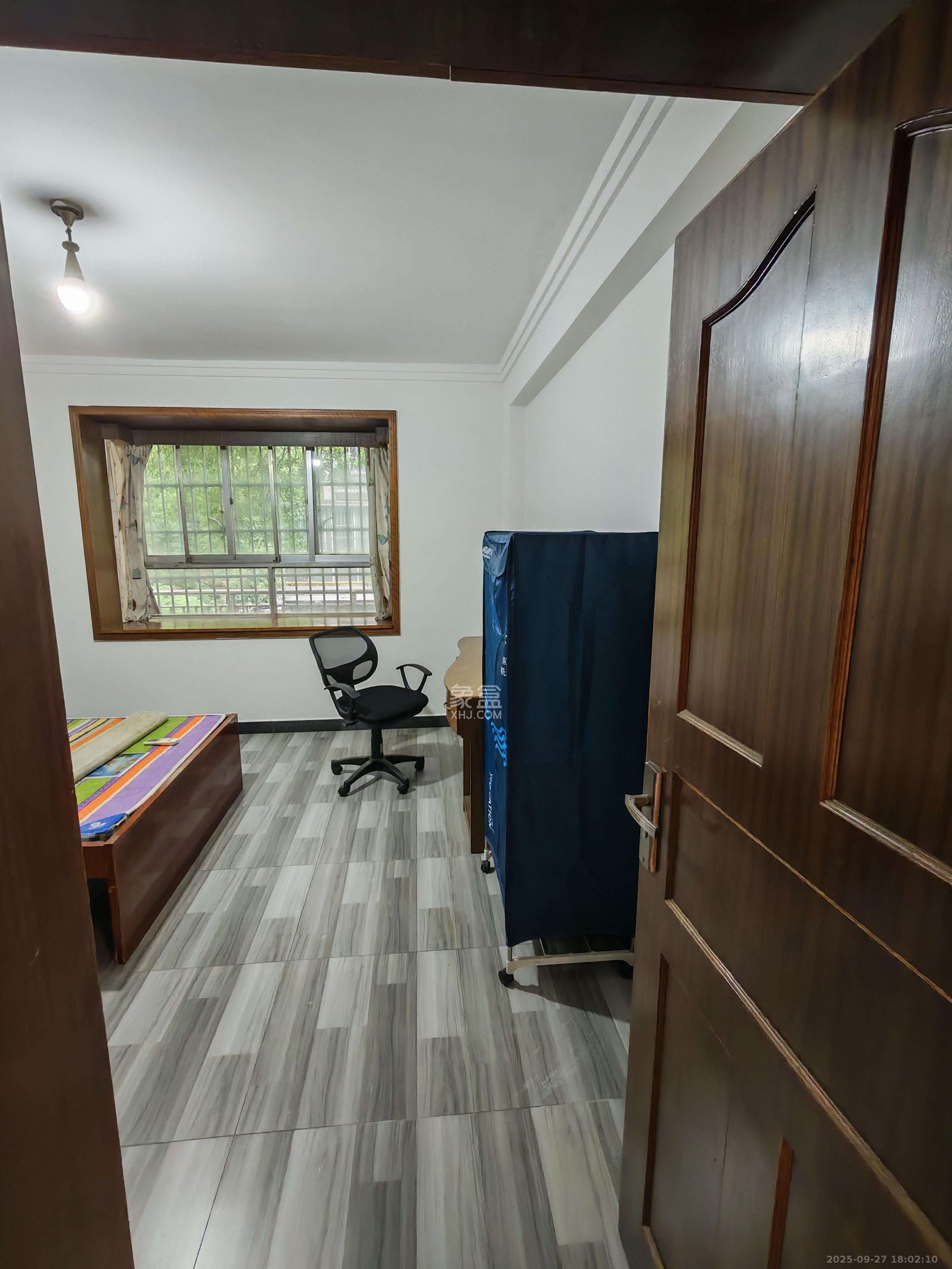 莲湖汽车饰品城(莲湖公寓) 2室2厅1卫 1800.0元/月 莲湖汽车饰品城(莲湖公寓) 2室2厅1卫 1800.0元/月室内图