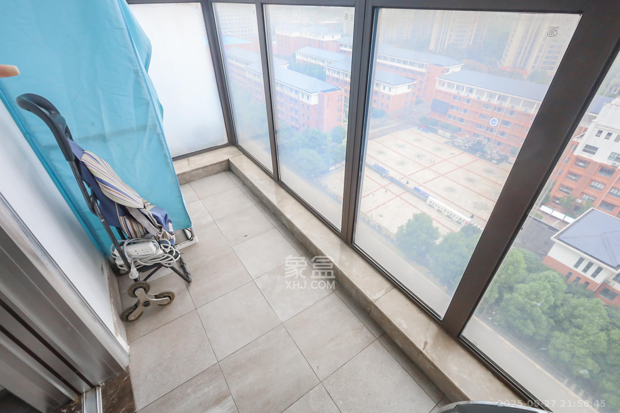 世茂外滩里(世茂铂翠湾三期) 4室2厅2卫 242.0万 世茂外滩里(世茂铂翠湾三期) 4室2厅2卫 242.0万阳台