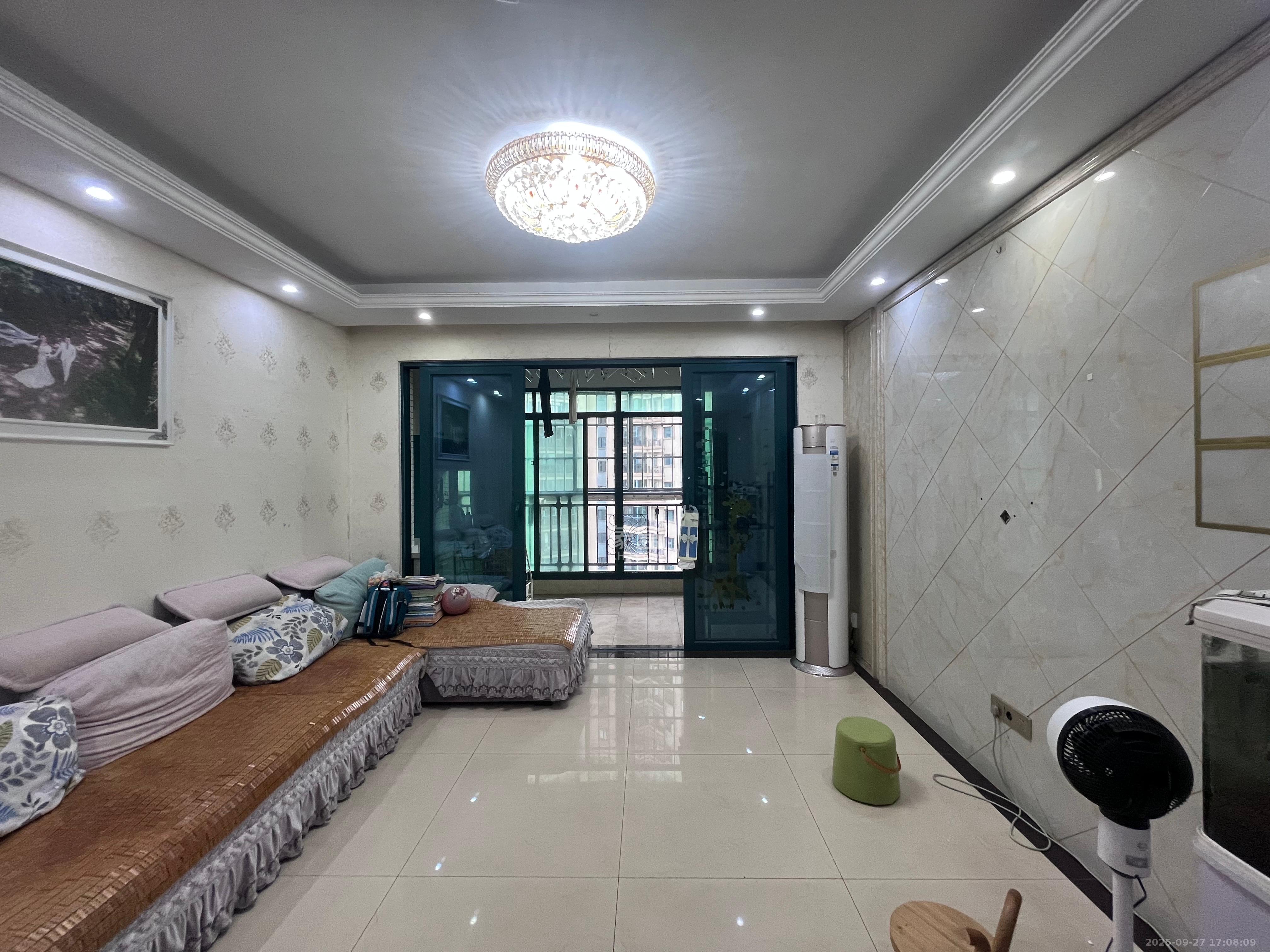 恒大翡翠华庭  3室2厅1卫    2600.0元/月 恒大翡翠华庭  3室2厅1卫    2600.0元/月室内图1