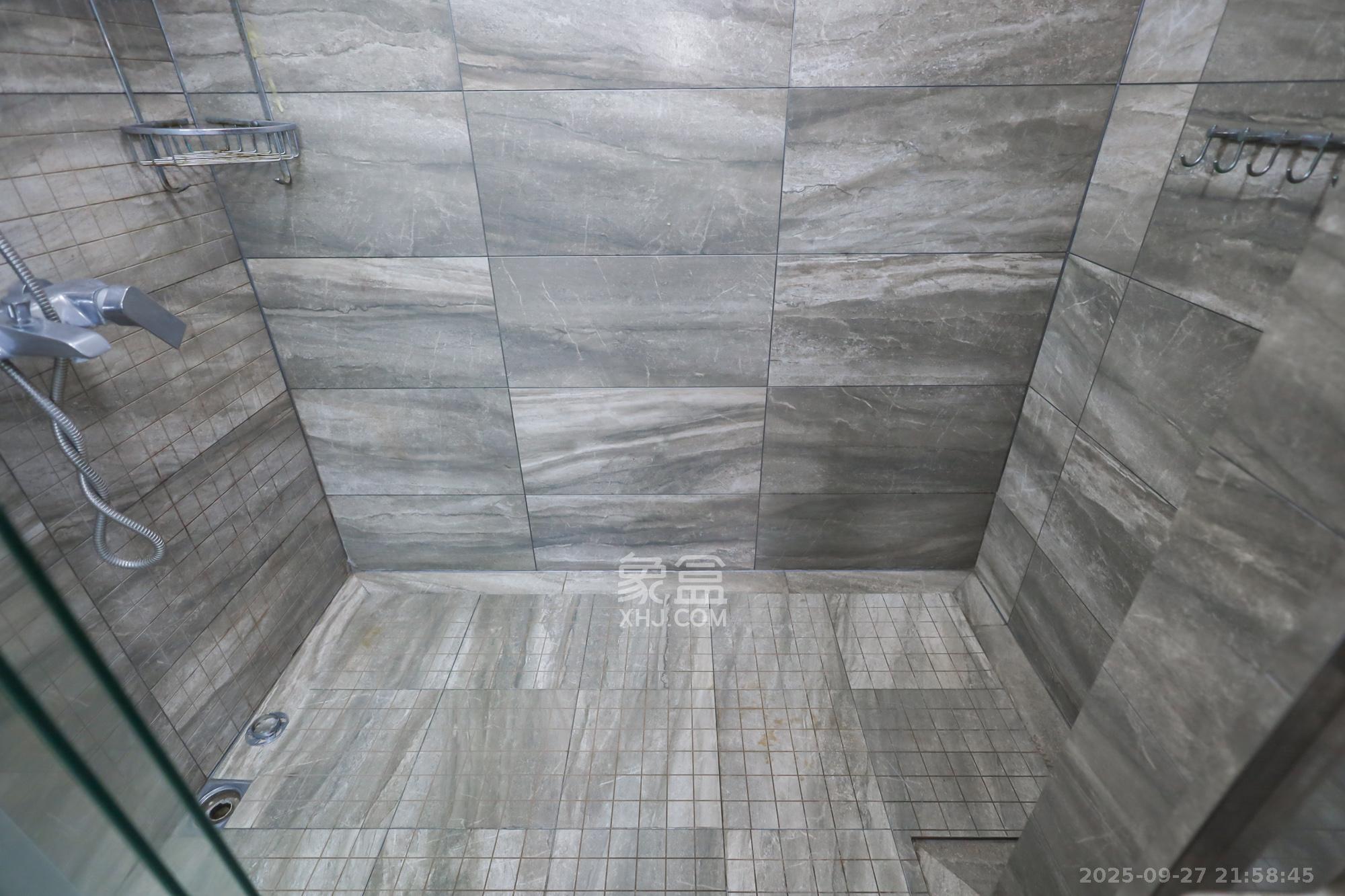 世茂外滩里(世茂铂翠湾三期) 4室2厅2卫 242.0万 世茂外滩里(世茂铂翠湾三期) 4室2厅2卫 242.0万其他