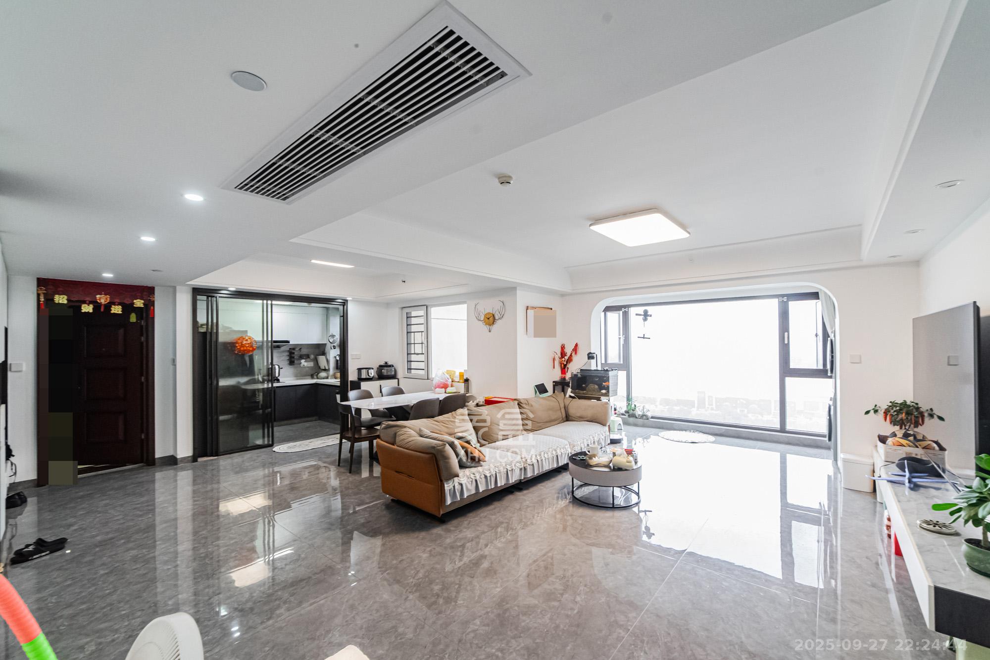 北辰三角洲C2区  3室2厅2卫    228.0万客厅