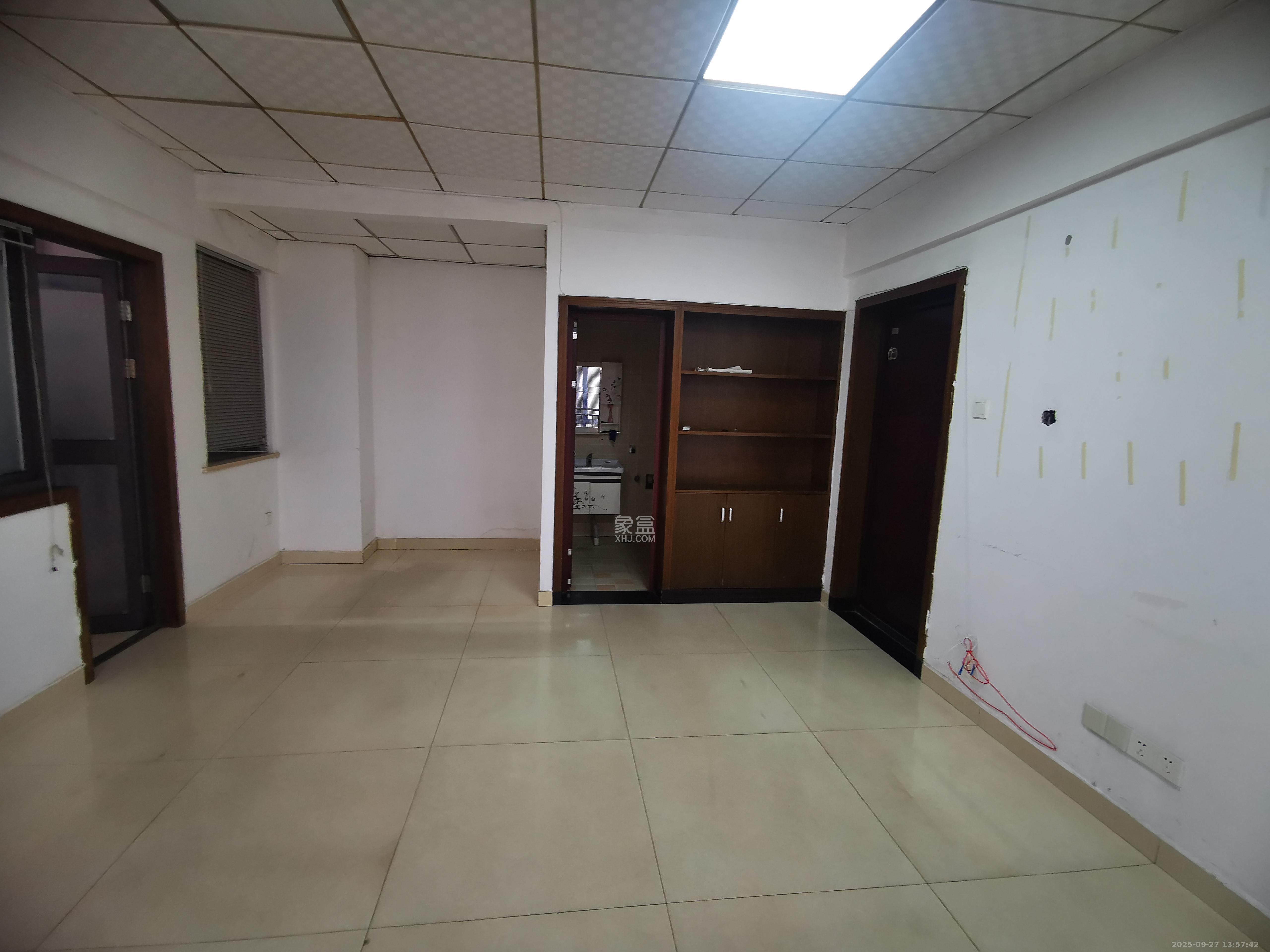 摩天一号 1室1厅1卫 1800.0元/月 摩天一号 1室1厅1卫 1800.0元/月室内图