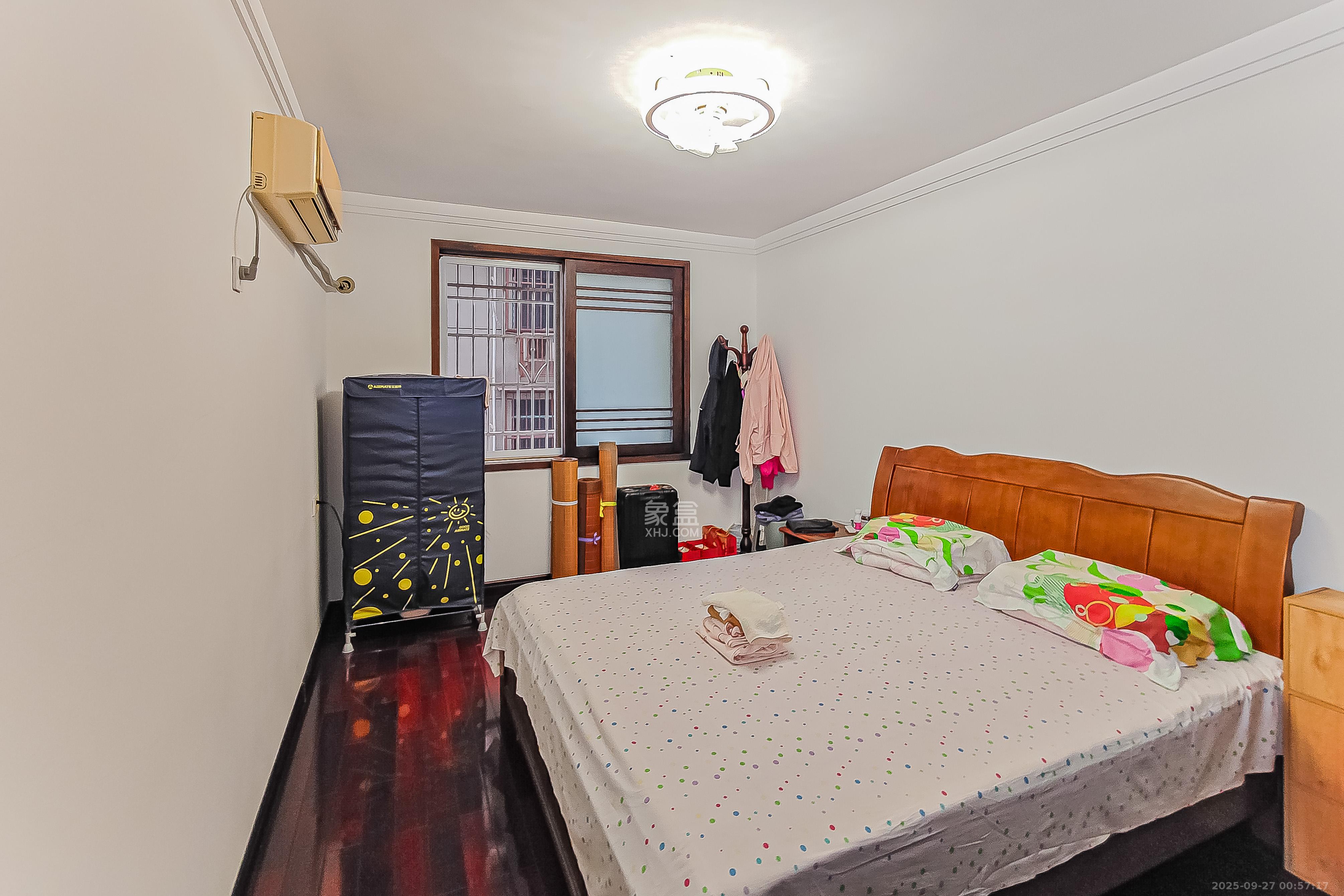 学院新村  3室2厅2卫    142.0万卧室