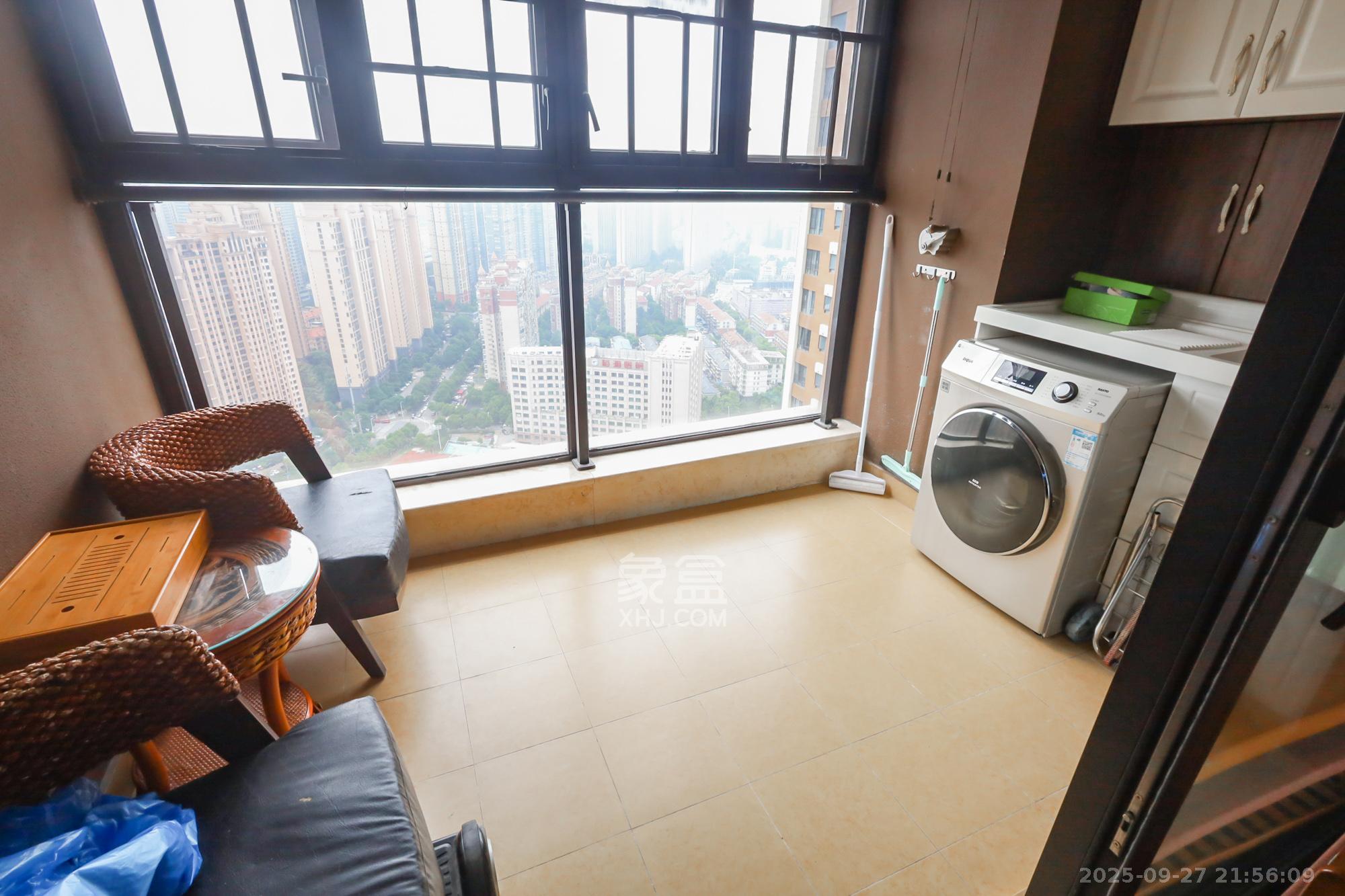 万科里金域国际  3室2厅2卫    160.0万阳台