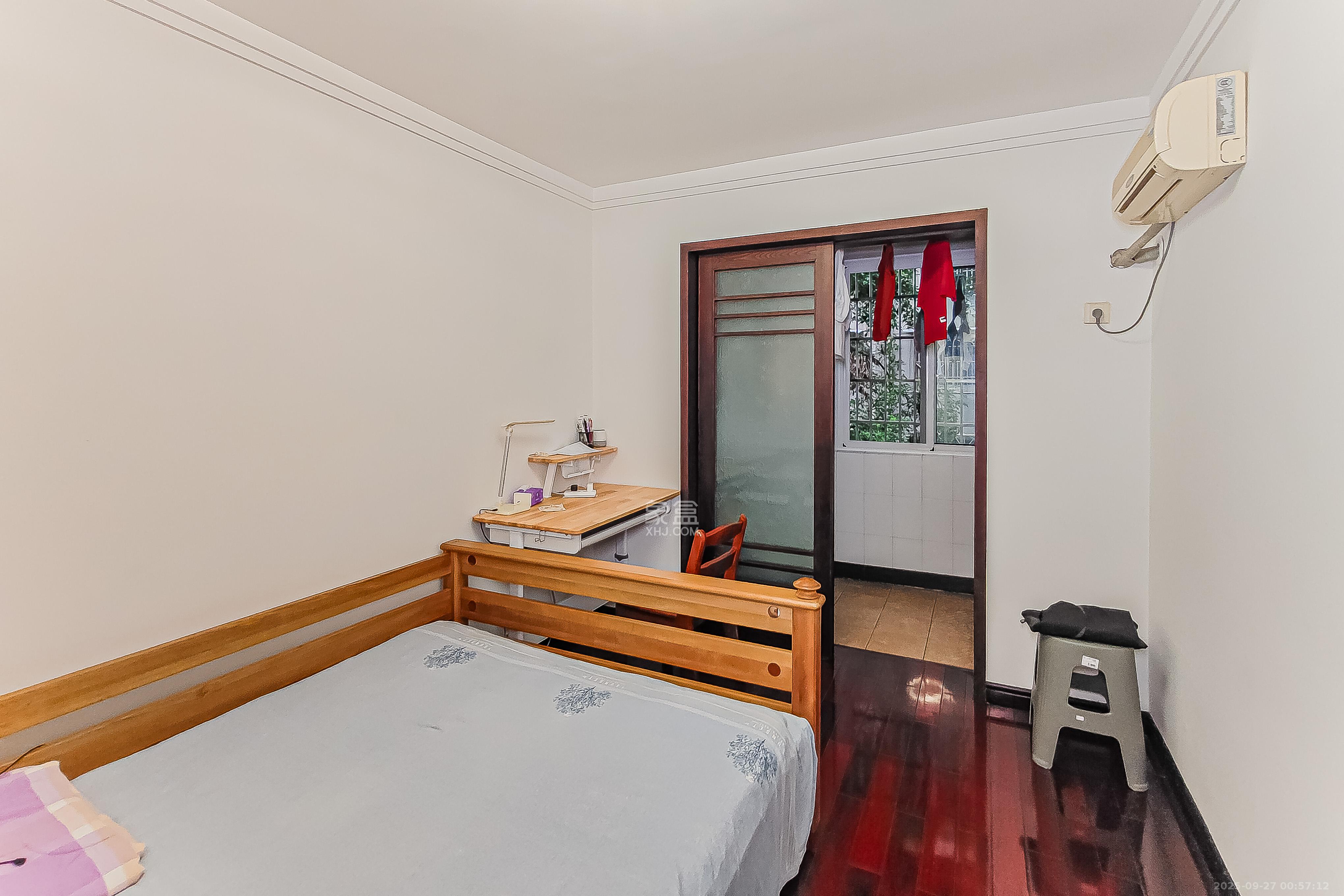 学院新村  3室2厅2卫    142.0万卧室