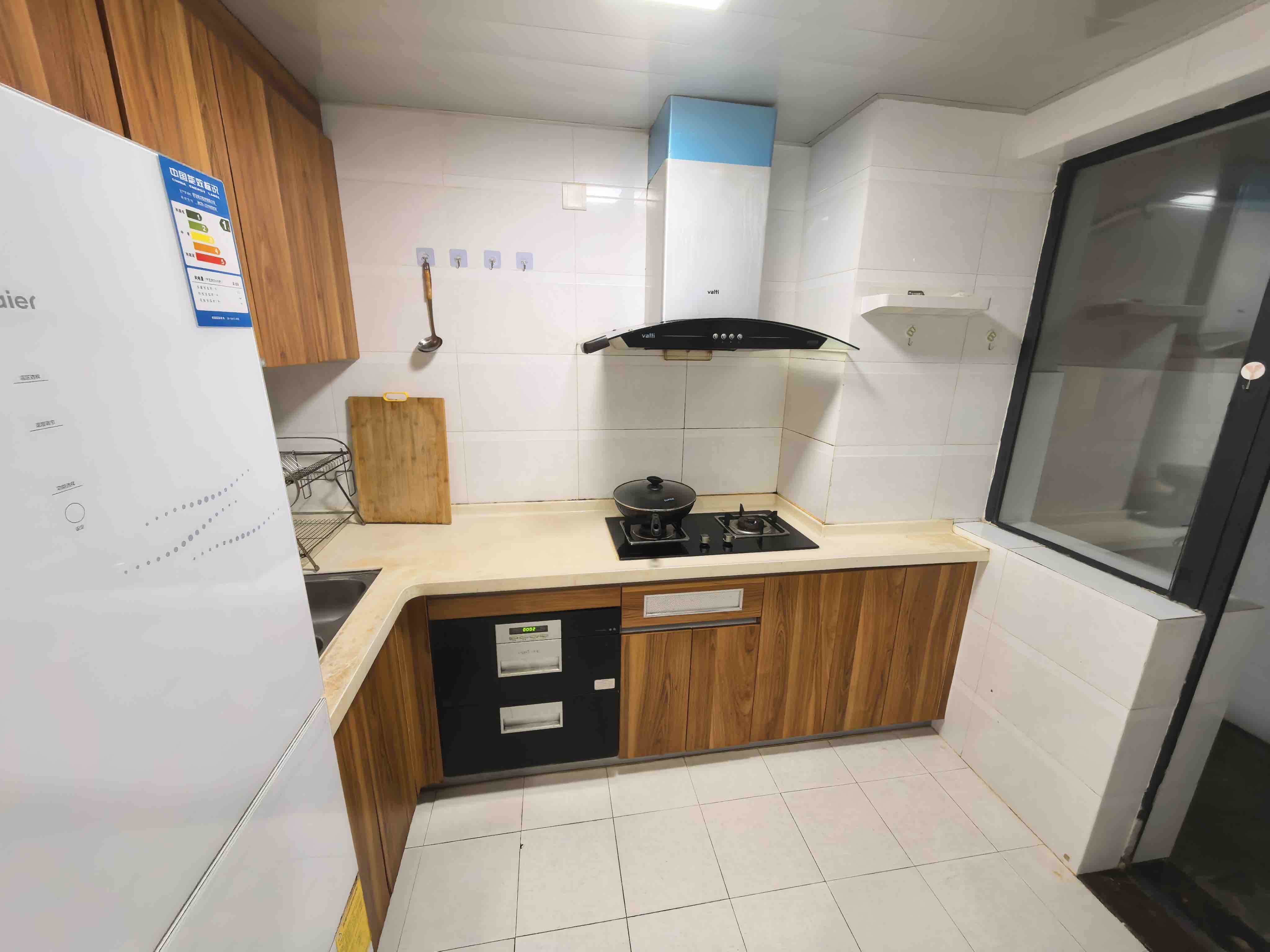 椰岛广场  3室2厅2卫    180.0万客厅