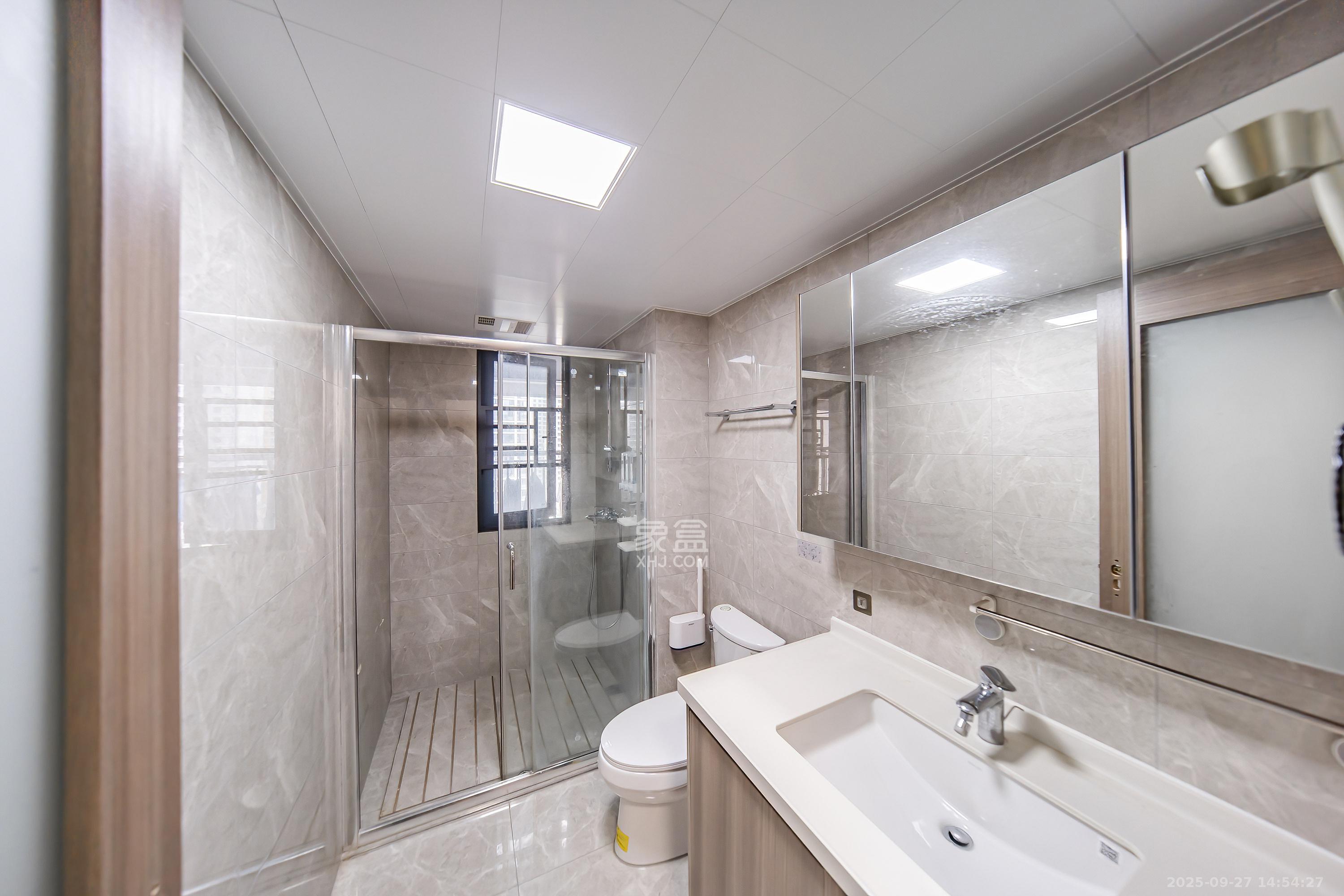 中海阅麓山一期 3室2厅2卫 135.8万 中海阅麓山一期 3室2厅2卫 135.8万卫生间