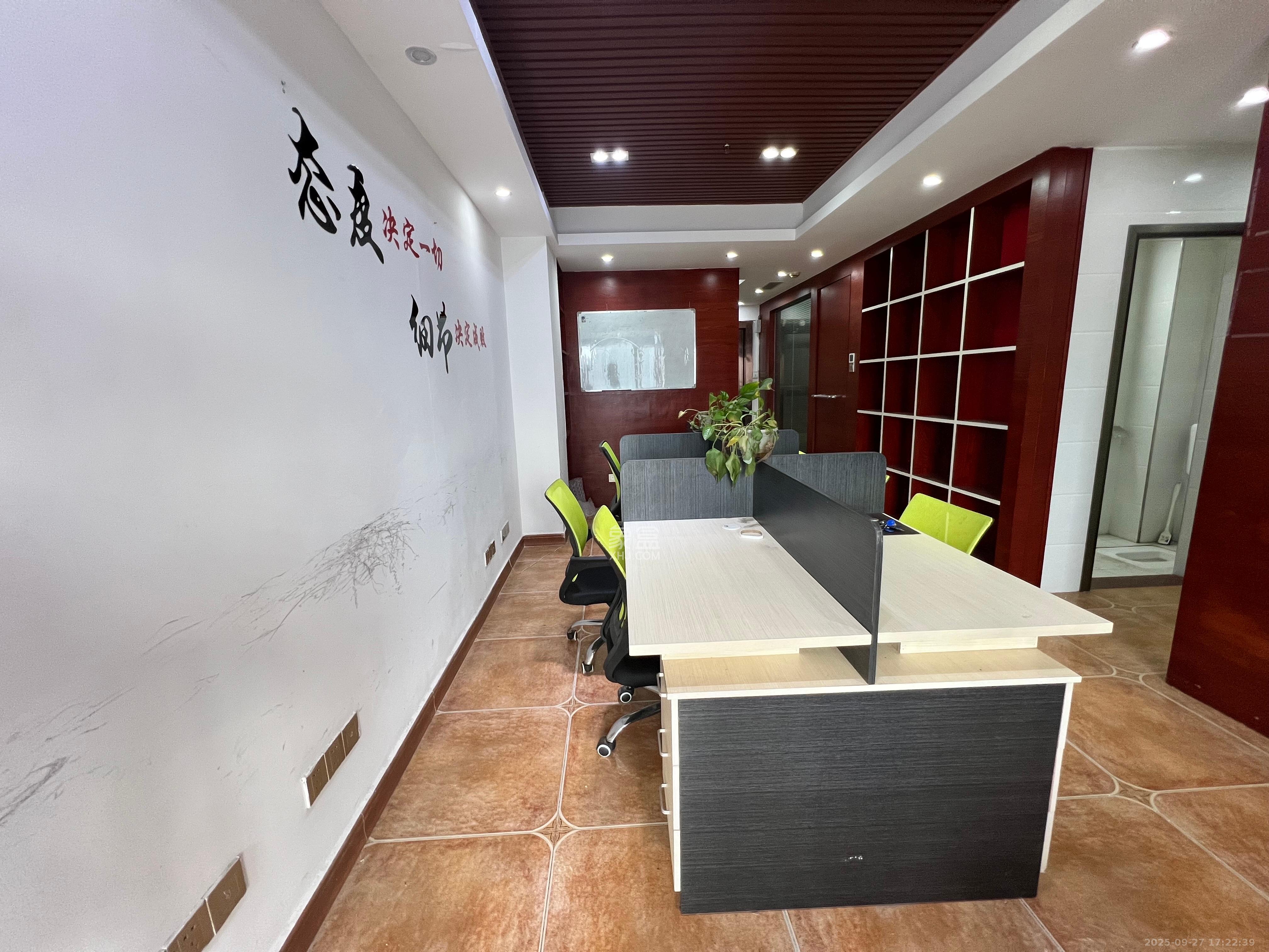 长房中庭国际（东郡华蓉广场）  1室2厅1卫   3600.00元/月室内图