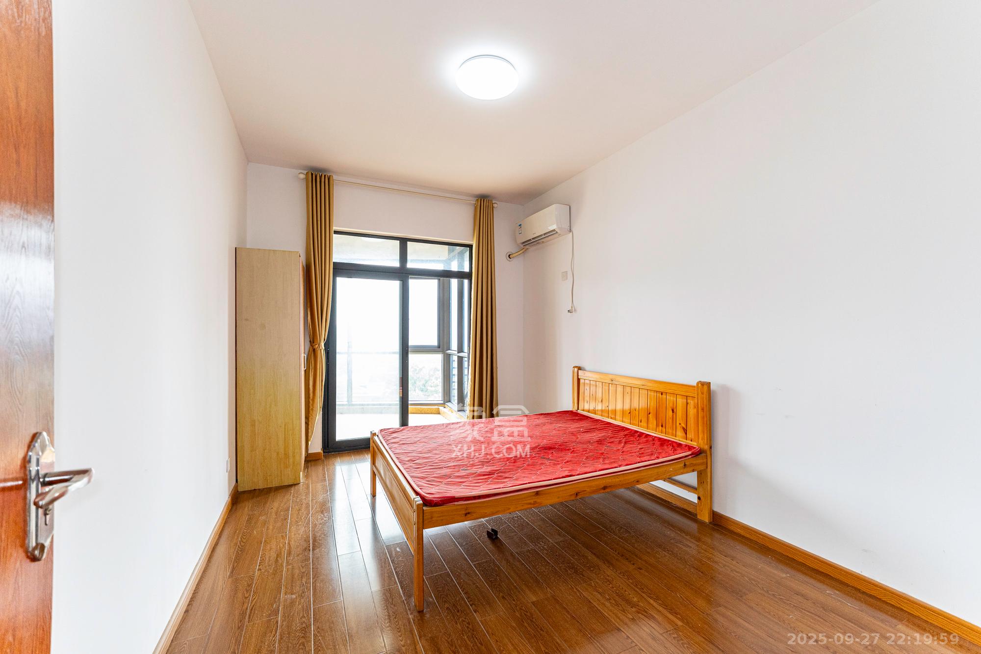 藏珑湖上国际花园 4室2厅2卫 210.0万 藏珑湖上国际花园 4室2厅2卫 210.0万卧室