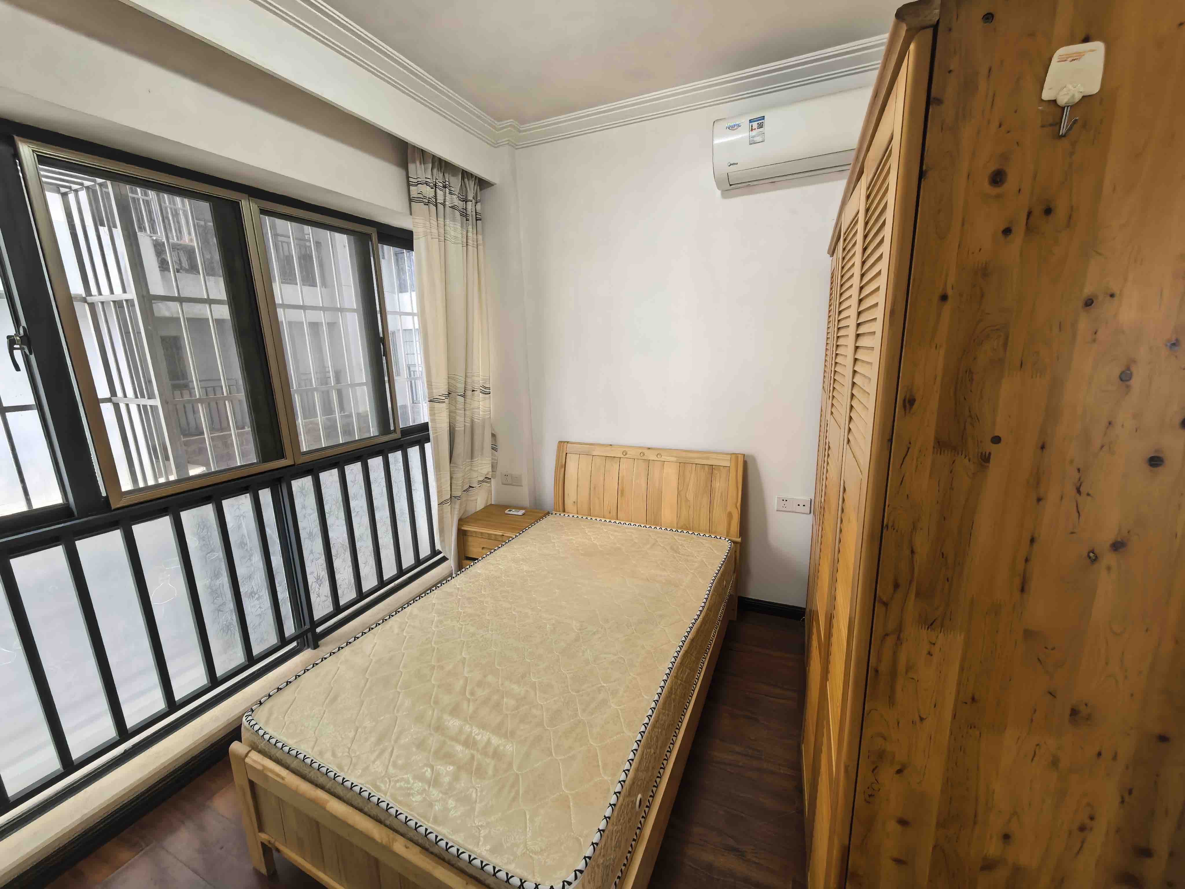 椰岛广场  3室2厅2卫    180.0万客厅