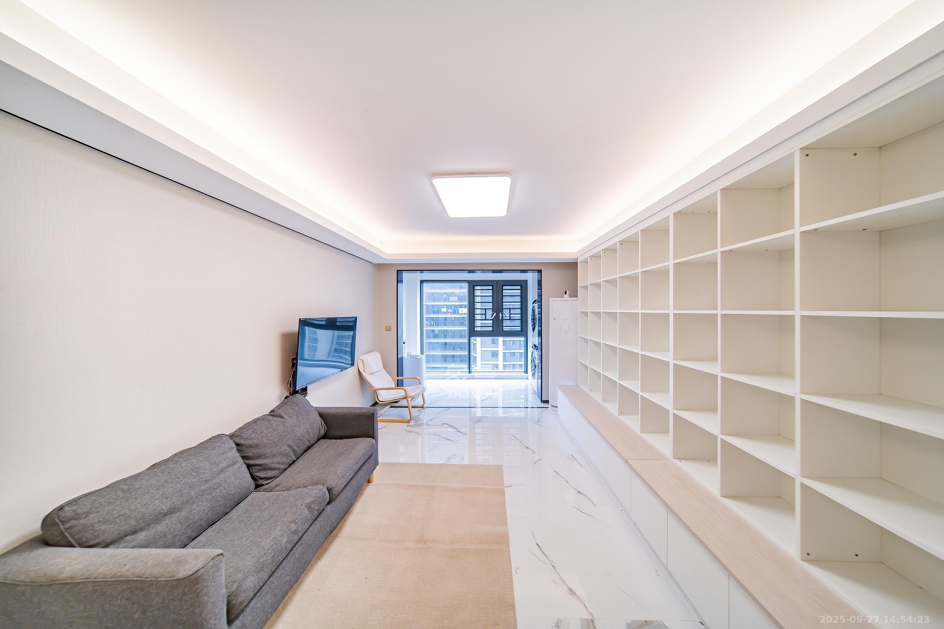 中海阅麓山一期 3室2厅2卫 135.8万 中海阅麓山一期 3室2厅2卫 135.8万客厅