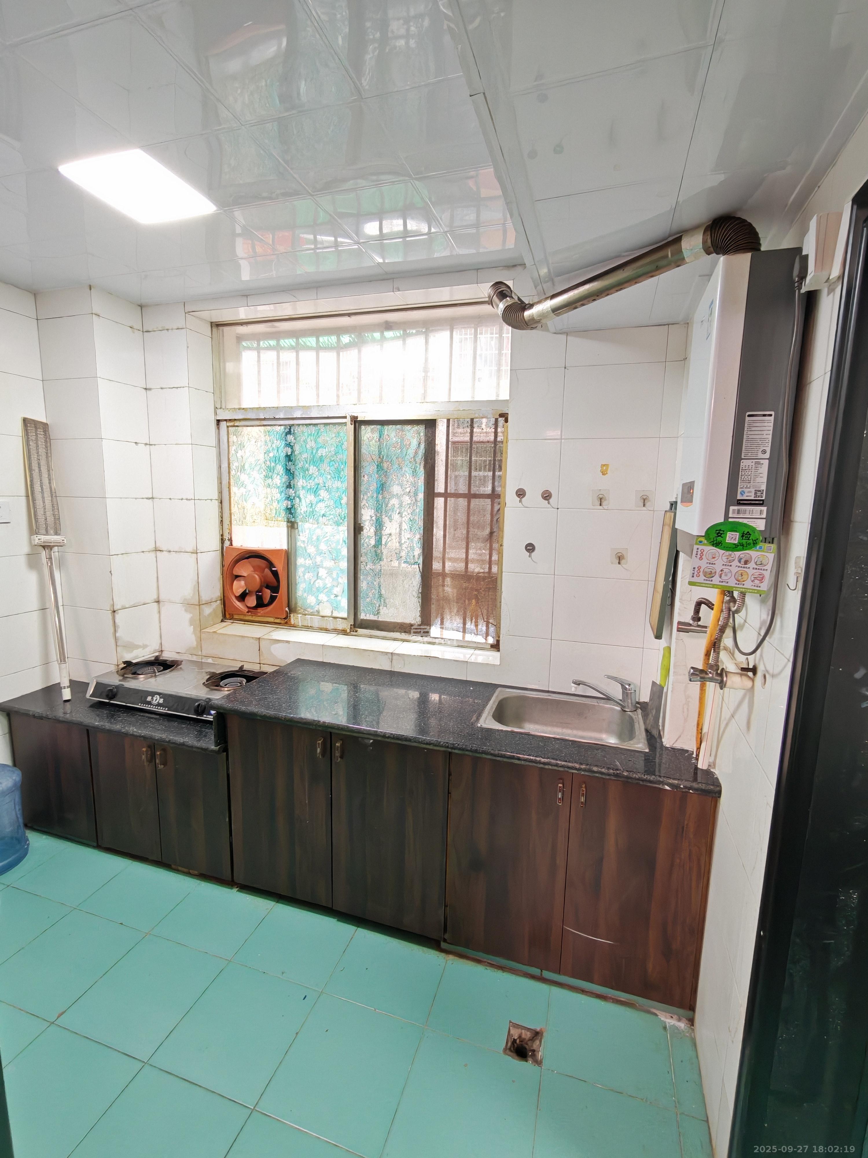 莲湖汽车饰品城(莲湖公寓) 2室2厅1卫 1800.0元/月 莲湖汽车饰品城(莲湖公寓) 2室2厅1卫 1800.0元/月室内图