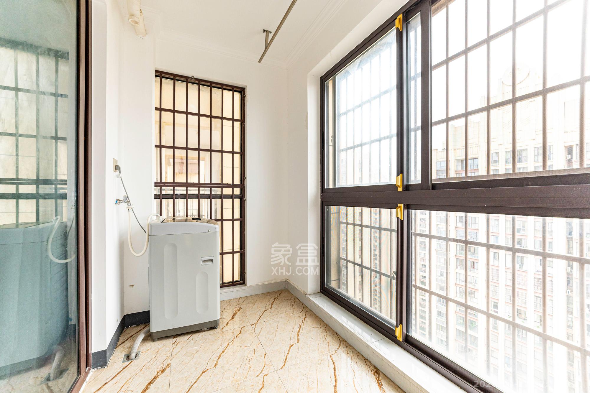 东方美地  3室2厅2卫    89.8万阳台