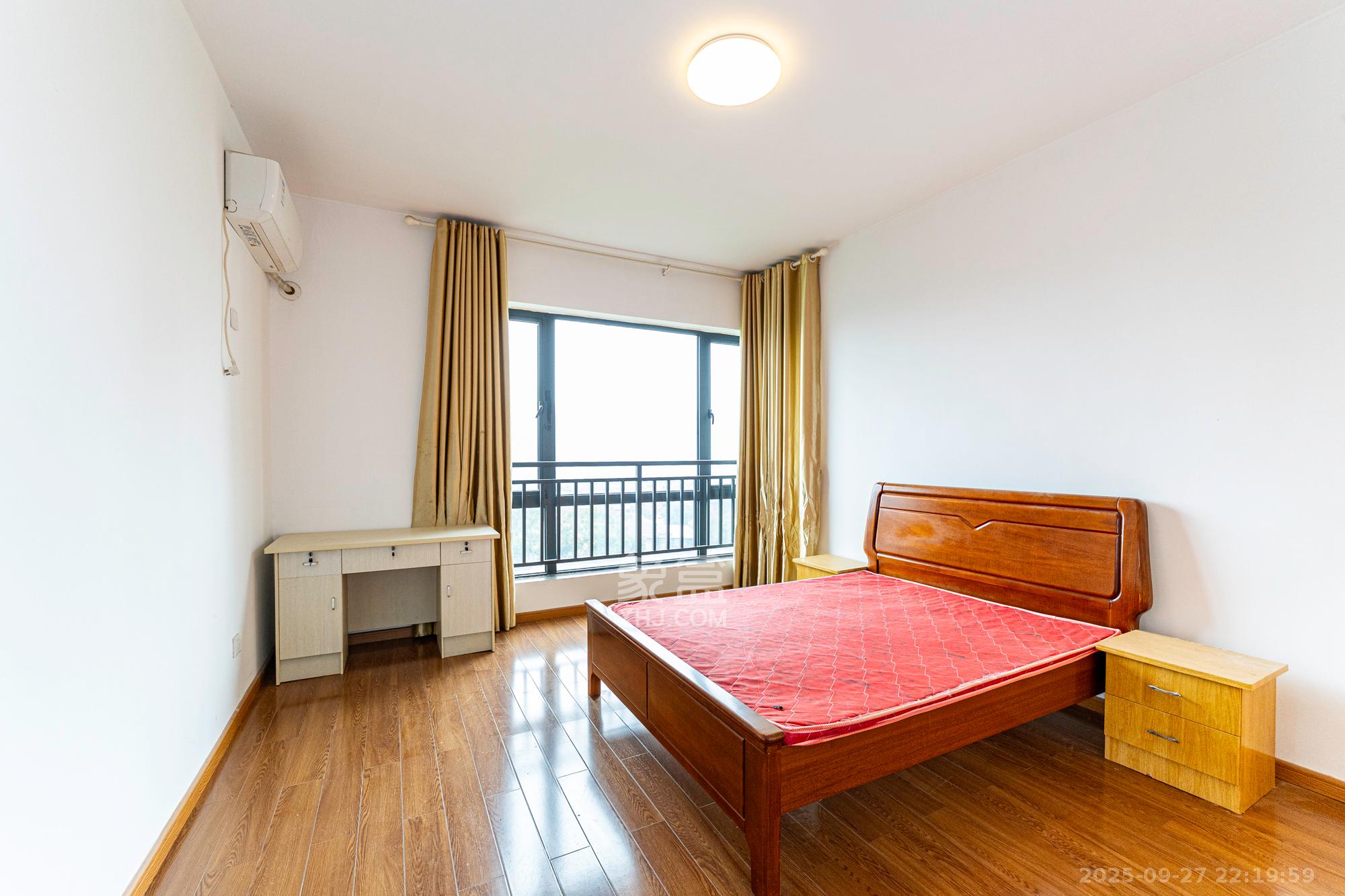 藏珑湖上国际花园 4室2厅2卫 210.0万 藏珑湖上国际花园 4室2厅2卫 210.0万卧室