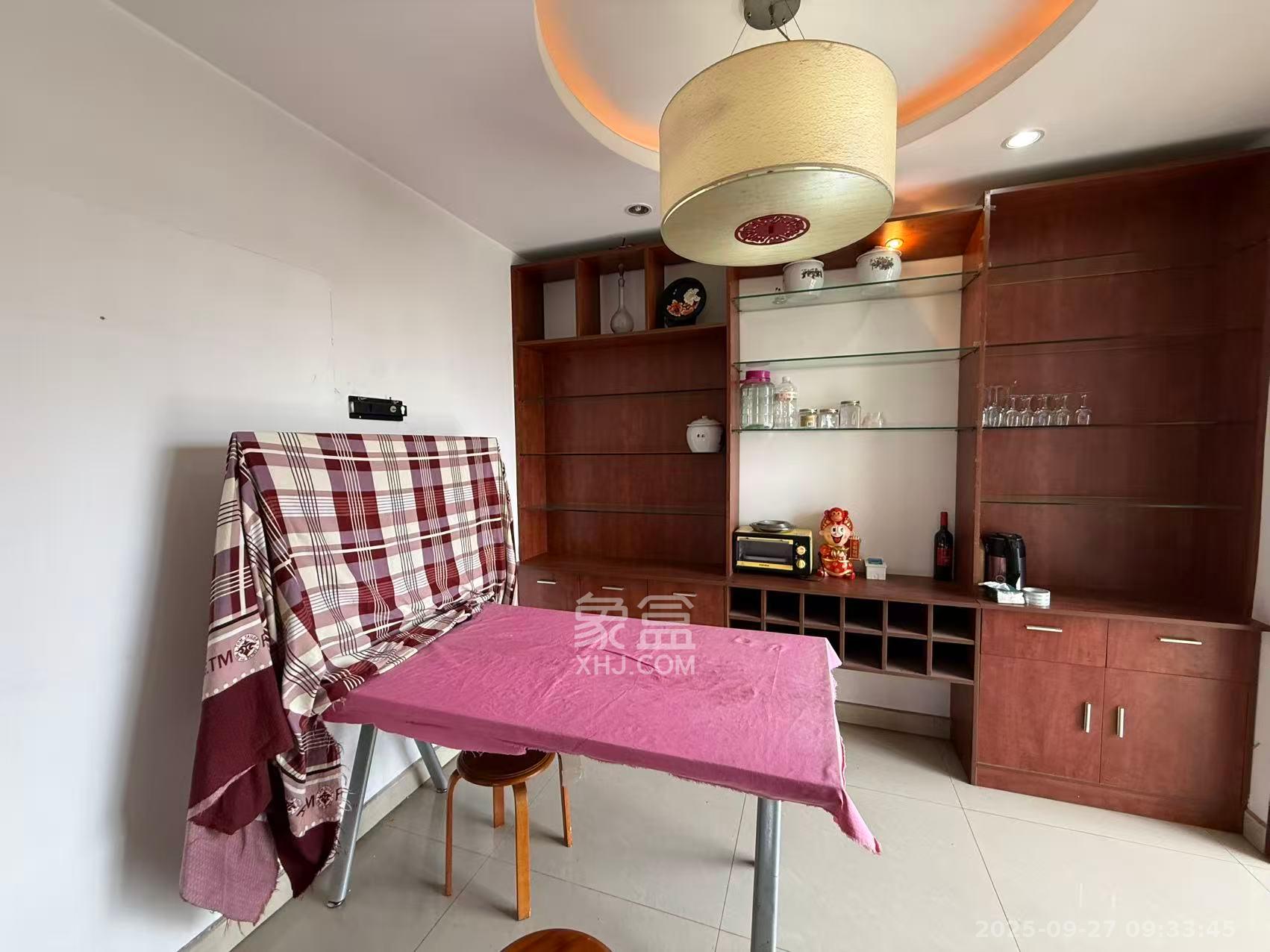 东方新城  6室2厅3卫    900.0元/月 东方新城  6室2厅3卫    900.0元/月