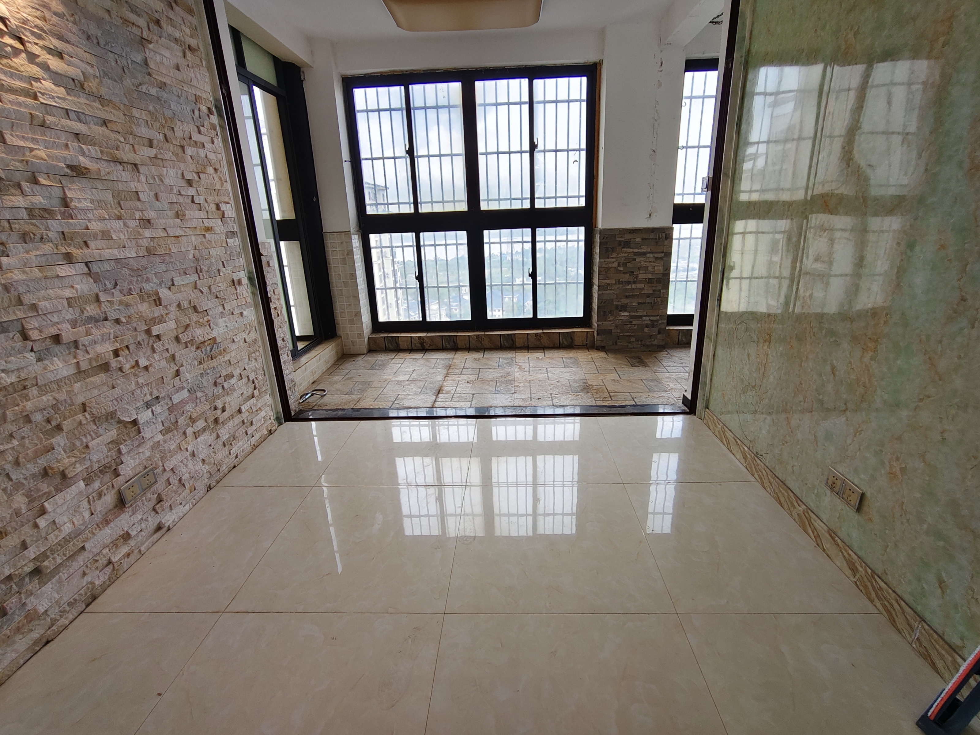 翡翠水城(住宅) 4室2厅2卫 2500.0元/月 翡翠水城(住宅) 4室2厅2卫 2500.0元/月室内图