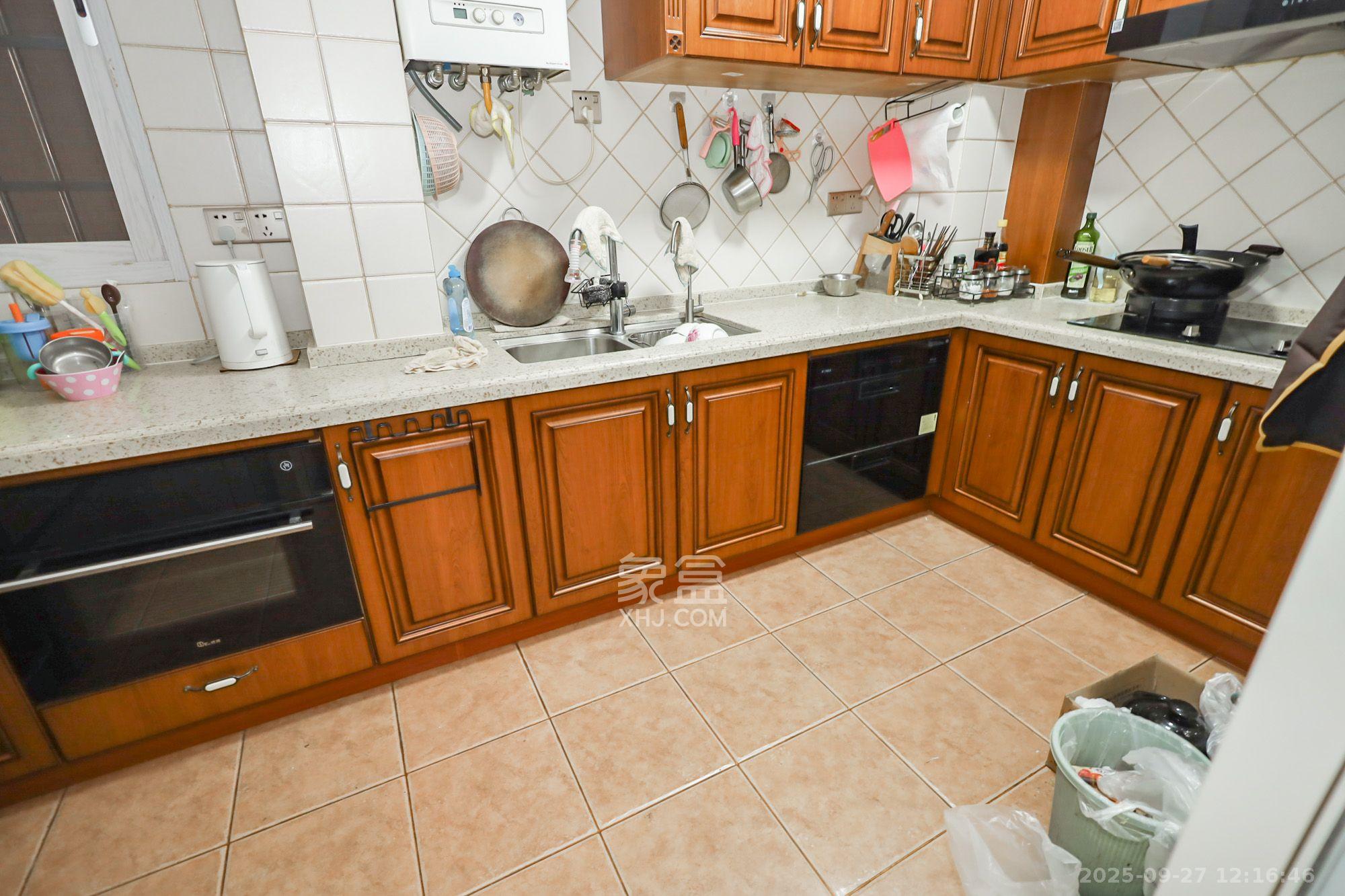 山水誉峰 3室2厅2卫 3500.0元/月 山水誉峰 3室2厅2卫 3500.0元/月室内图