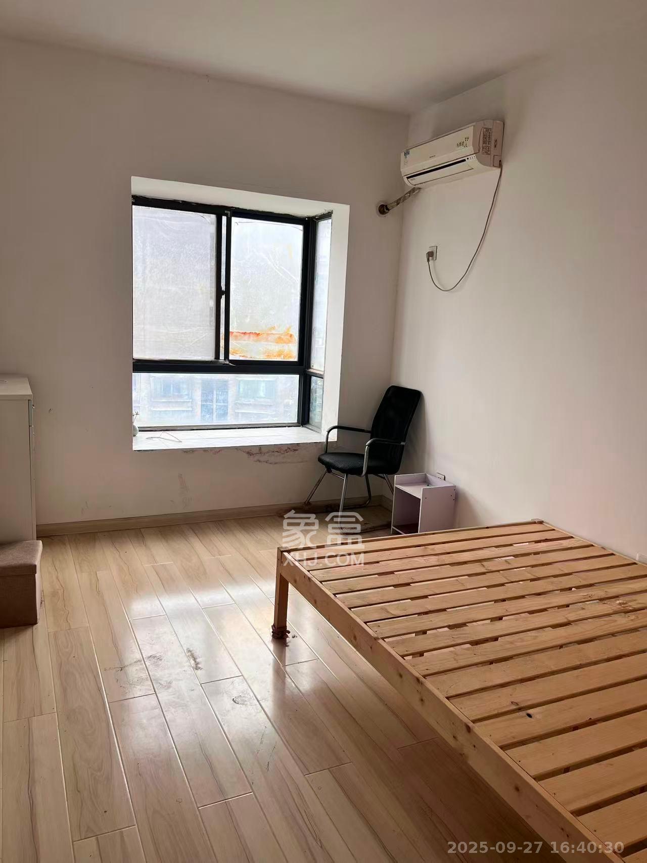 湘水一城(一期)  3室2厅2卫    2000.0元/月