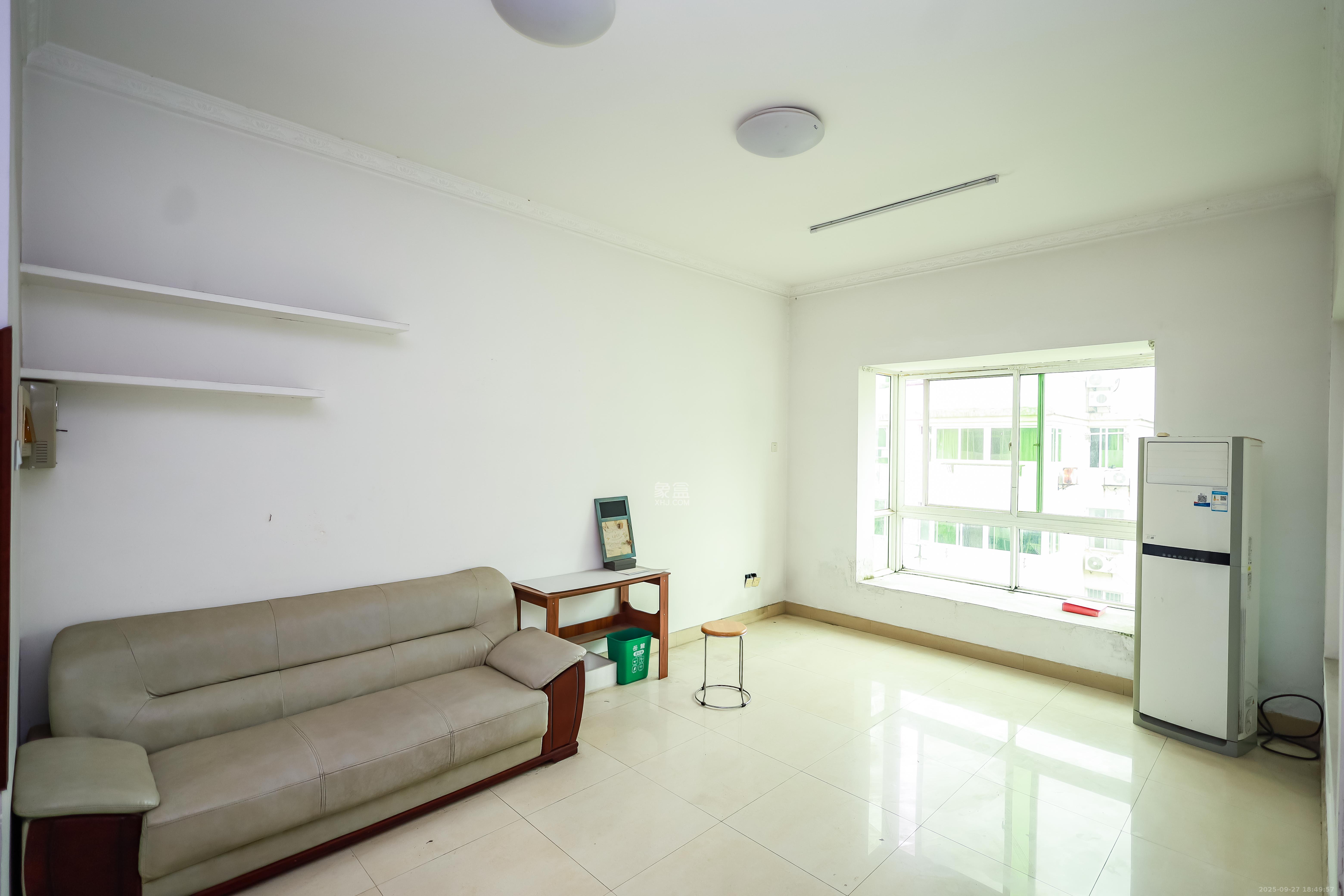 咸嘉新村嘉旺苑 5室3厅3卫 98.0万 咸嘉新村嘉旺苑 5室3厅3卫 98.0万客厅