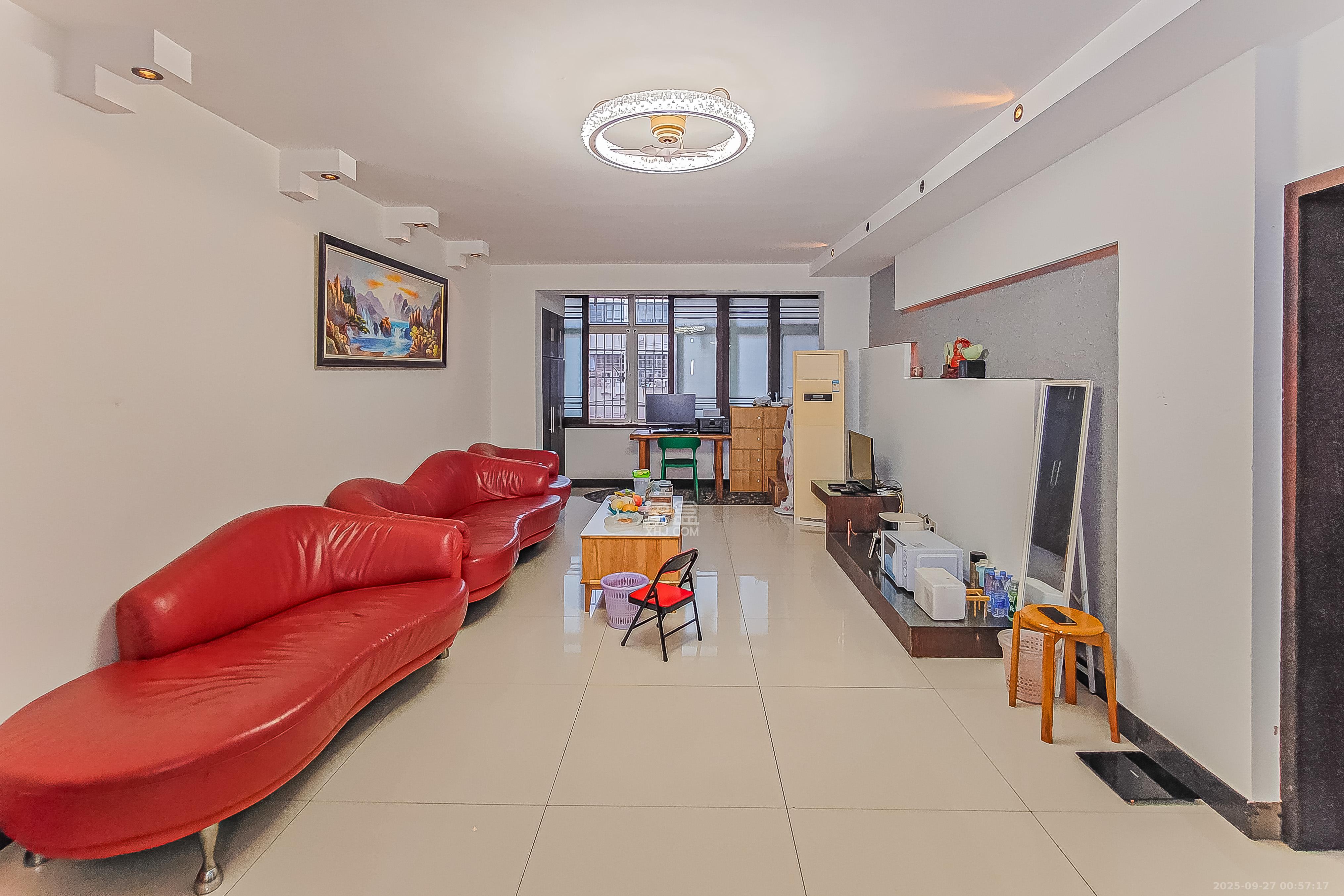 学院新村  3室2厅2卫    142.0万客厅