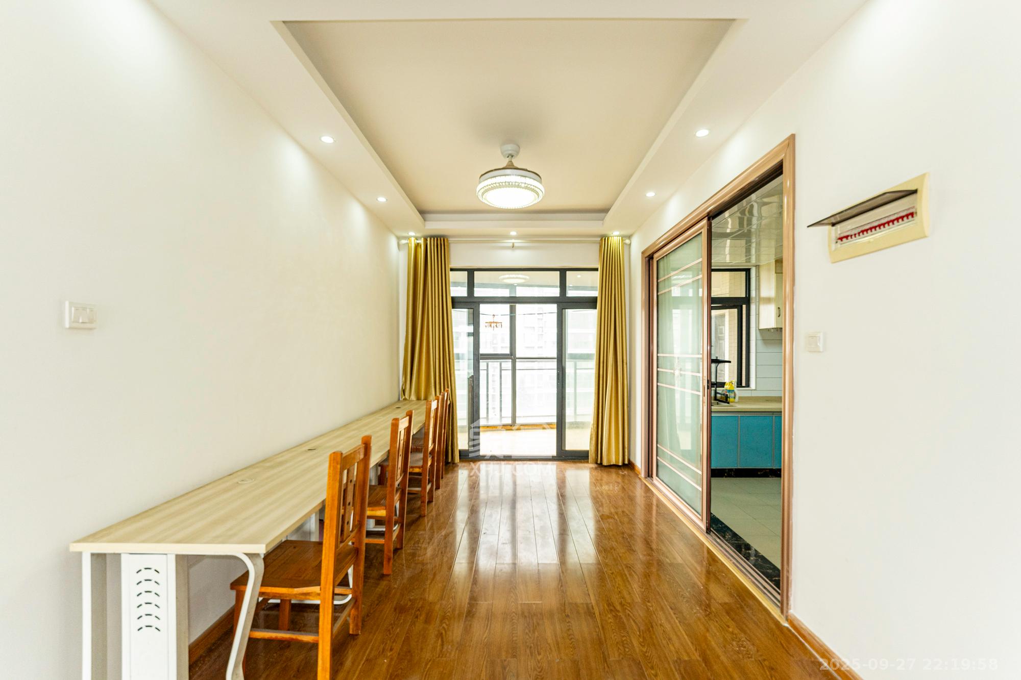 藏珑湖上国际花园 4室2厅2卫 210.0万 藏珑湖上国际花园 4室2厅2卫 210.0万客厅