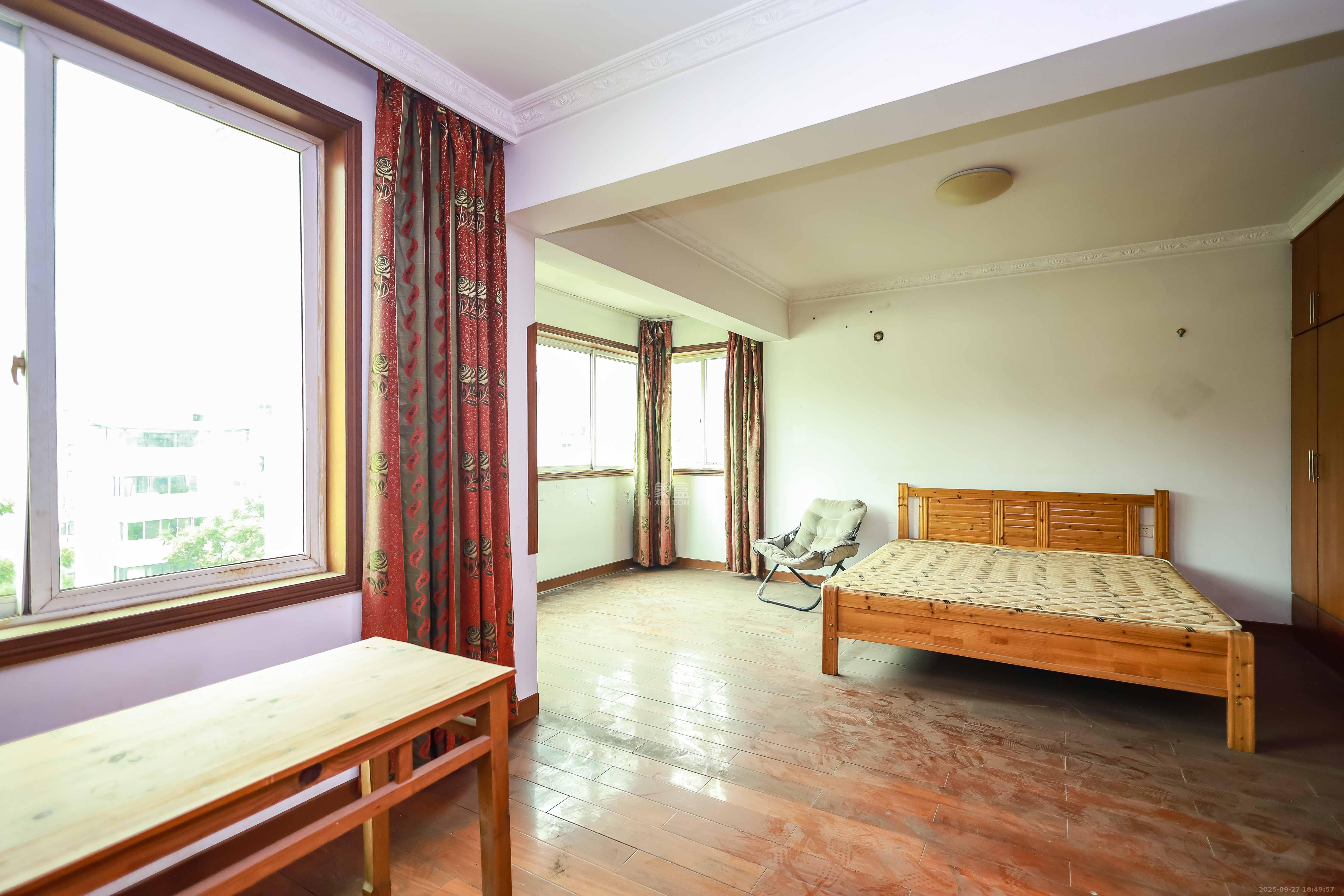 咸嘉新村嘉旺苑 5室3厅3卫 98.0万 咸嘉新村嘉旺苑 5室3厅3卫 98.0万卧室