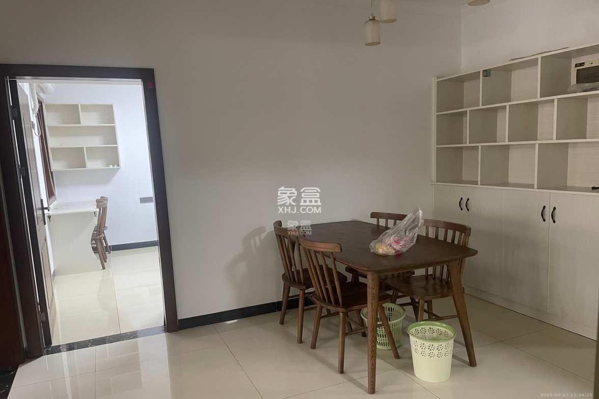 圭塘三小区  2室2厅1卫    2400.0元/月 圭塘三小区  2室2厅1卫    2400.0元/月室内图1