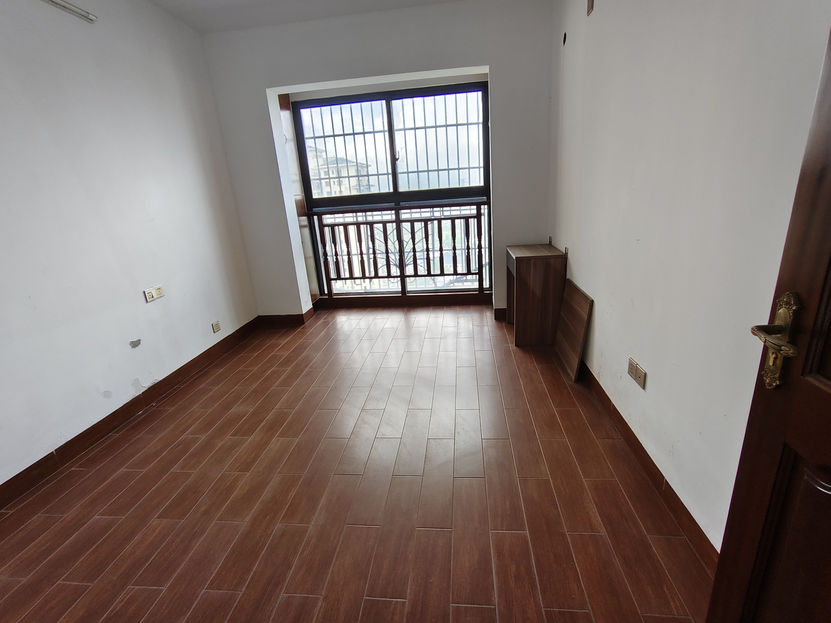 翡翠水城(住宅) 4室2厅2卫 2500.0元/月 翡翠水城(住宅) 4室2厅2卫 2500.0元/月室内图