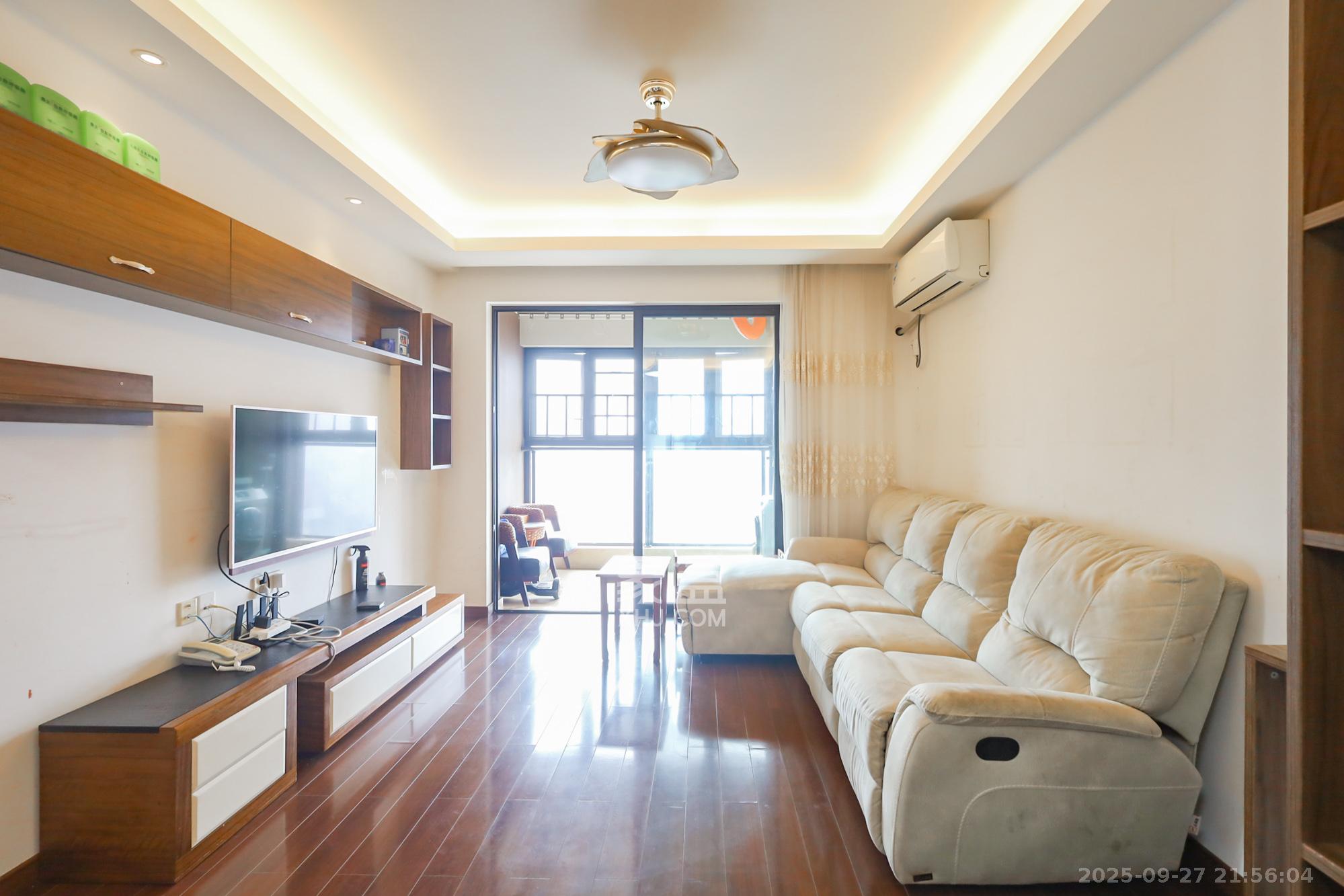 万科里金域国际 3室2厅2卫 160.0万 万科里金域国际 3室2厅2卫 160.0万客厅