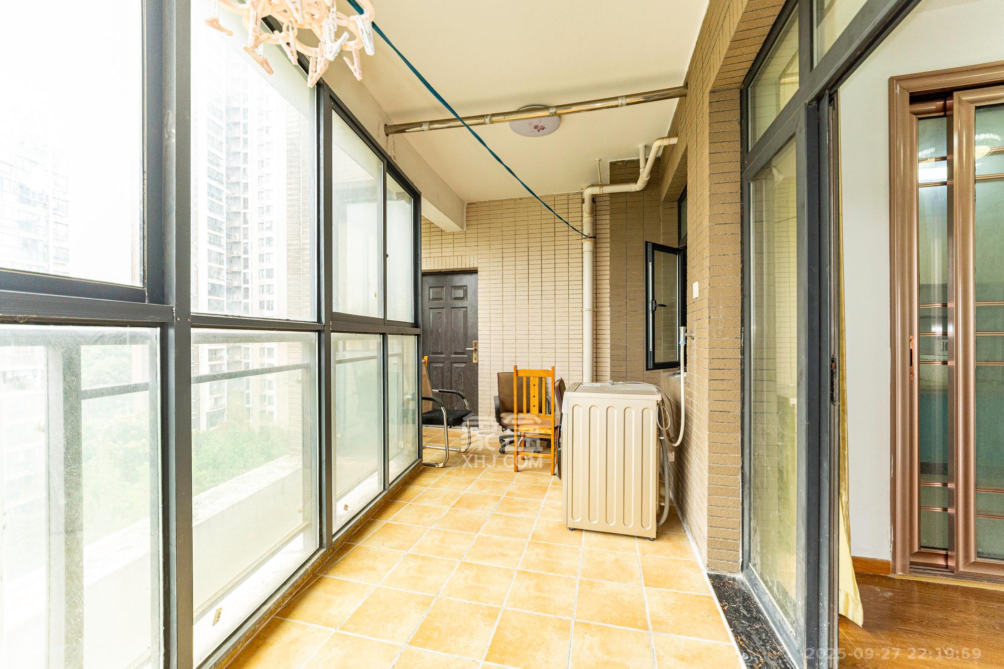 藏珑湖上国际花园 4室2厅2卫 210.0万 藏珑湖上国际花园 4室2厅2卫 210.0万阳台