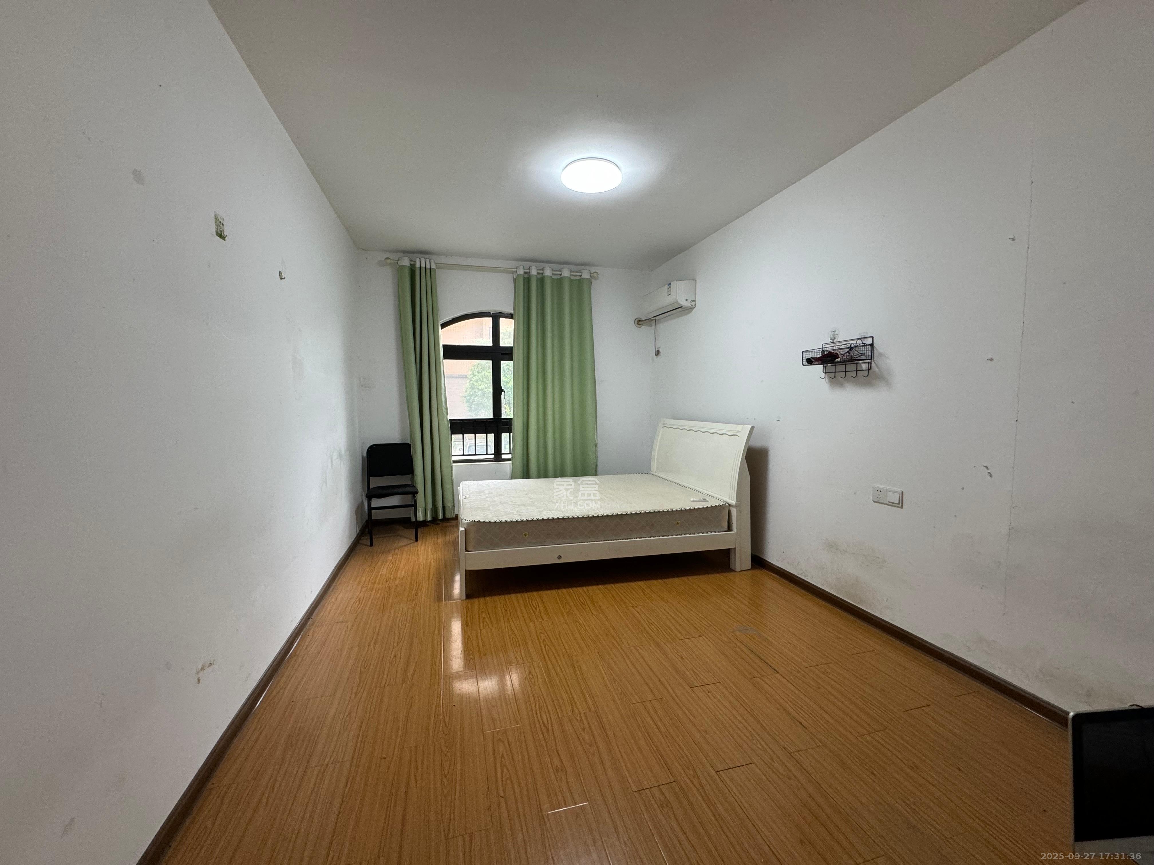 中信凯旋蓝岸(中信新城三期) 4室2厅2卫 2000.0元/月 中信凯旋蓝岸(中信新城三期) 4室2厅2卫 2000.0元/月室内图