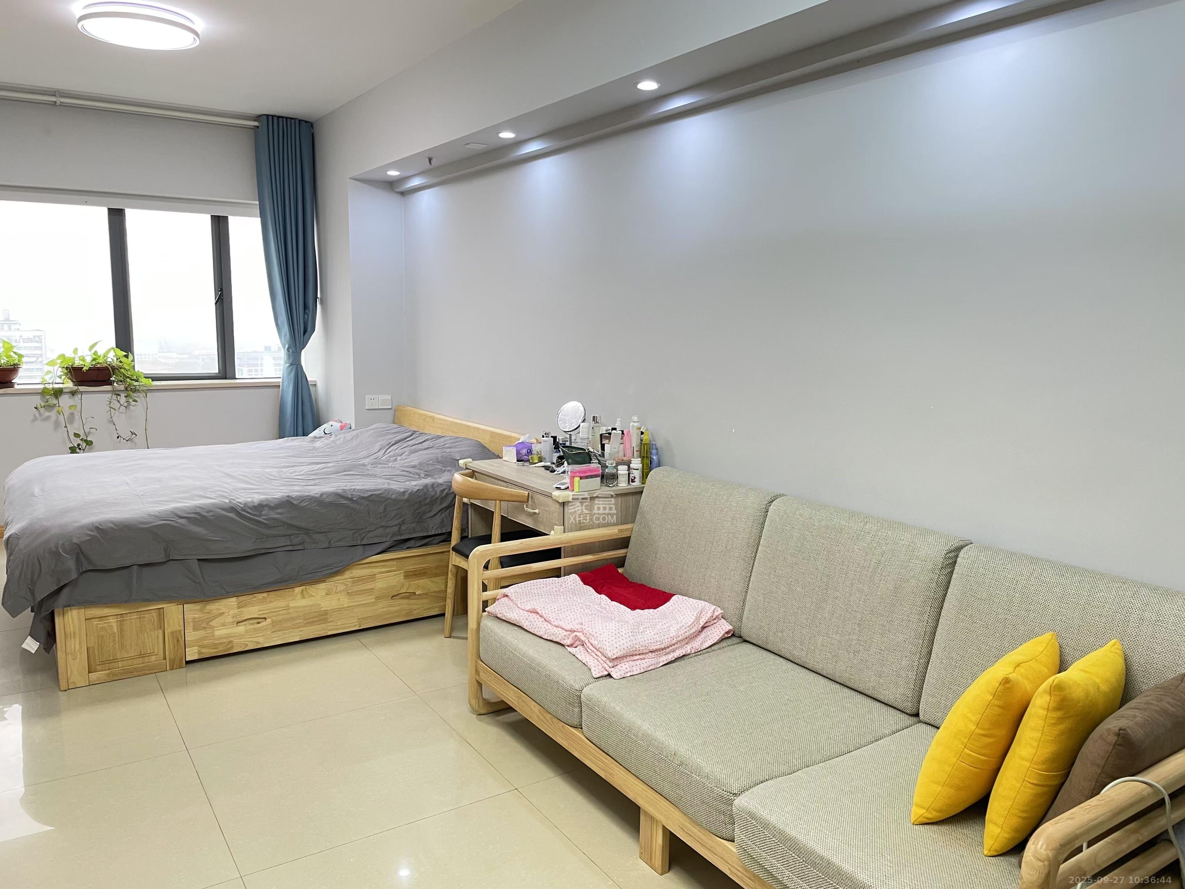 湘域中央  1室0厅1卫    2500.0元/月