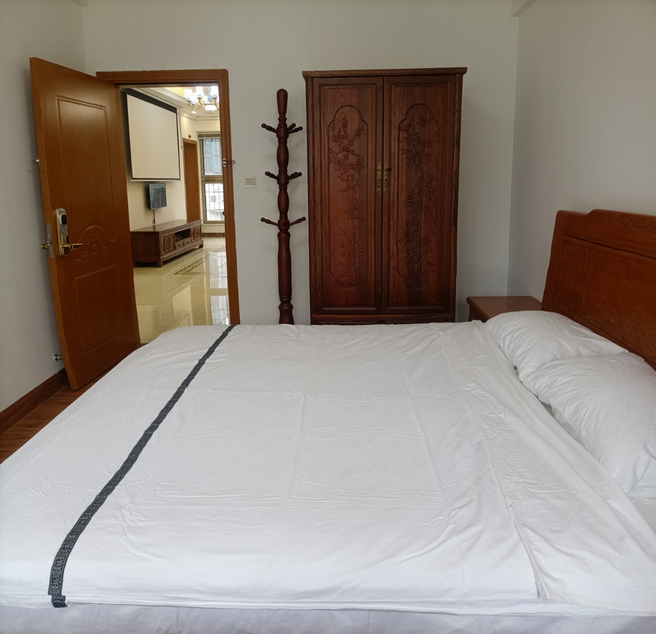 华洋公寓 3室2厅2卫 2600.0元/月 华洋公寓 3室2厅2卫 2600.0元/月室内图