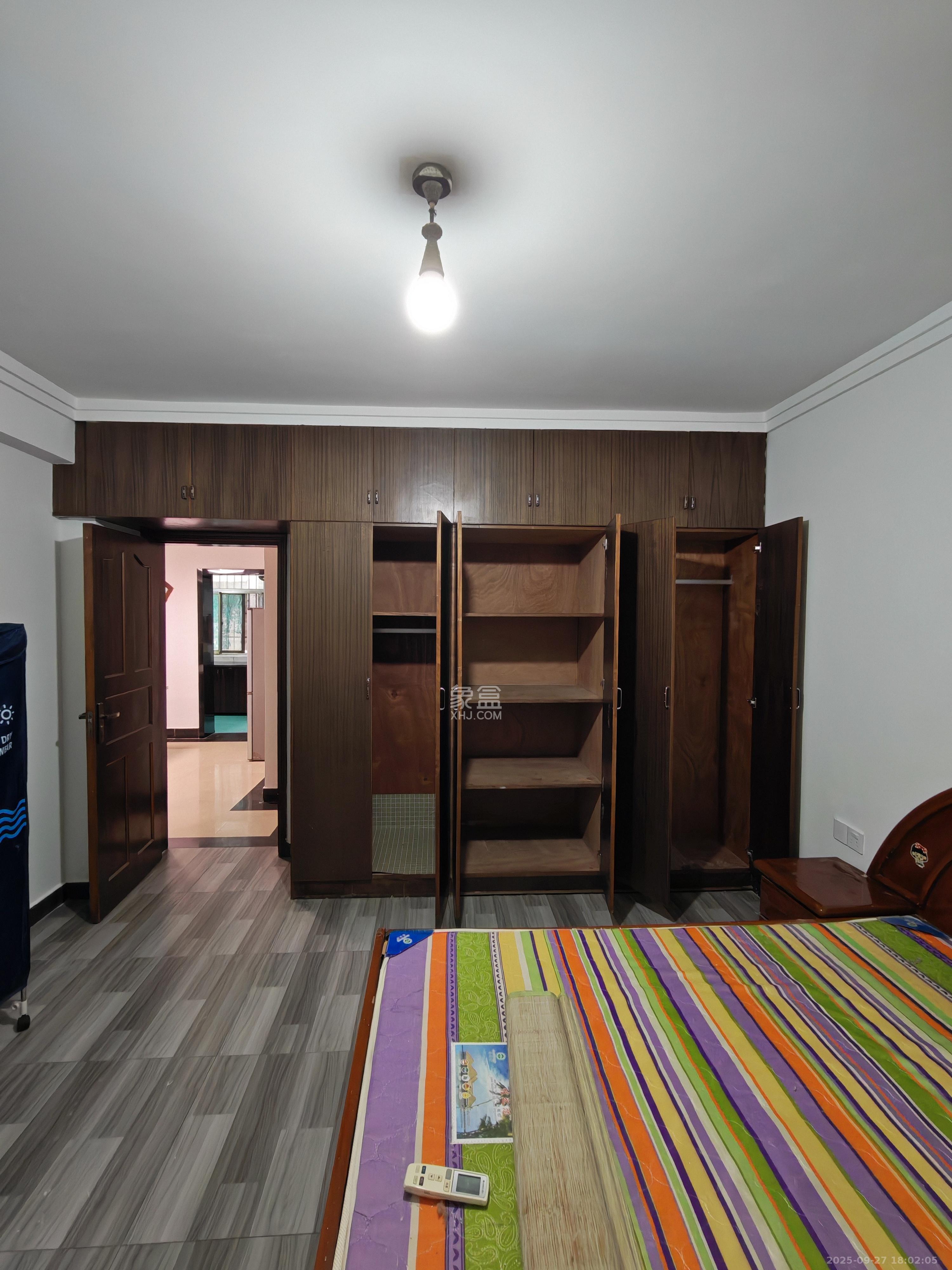 莲湖汽车饰品城(莲湖公寓) 2室2厅1卫 1800.0元/月 莲湖汽车饰品城(莲湖公寓) 2室2厅1卫 1800.0元/月室内图