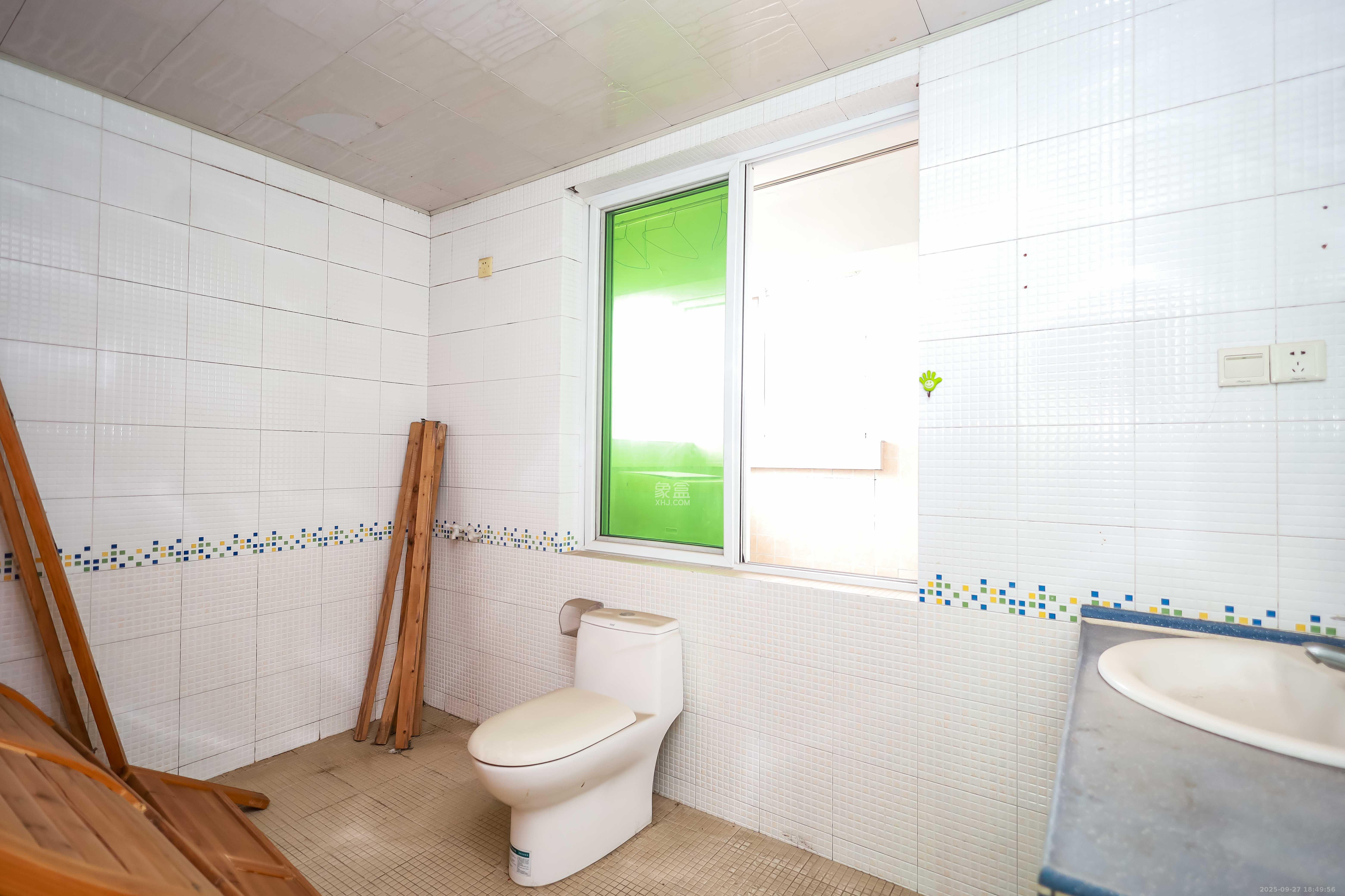 咸嘉新村嘉旺苑 5室3厅3卫 98.0万 咸嘉新村嘉旺苑 5室3厅3卫 98.0万卫生间