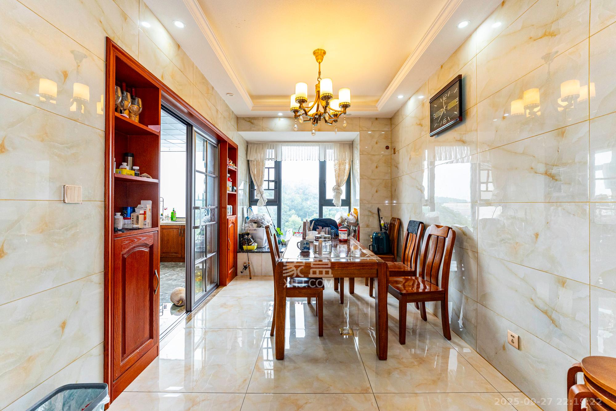 藏珑湖上国际花园 4室2厅2卫 158.0万 藏珑湖上国际花园 4室2厅2卫 158.0万客厅