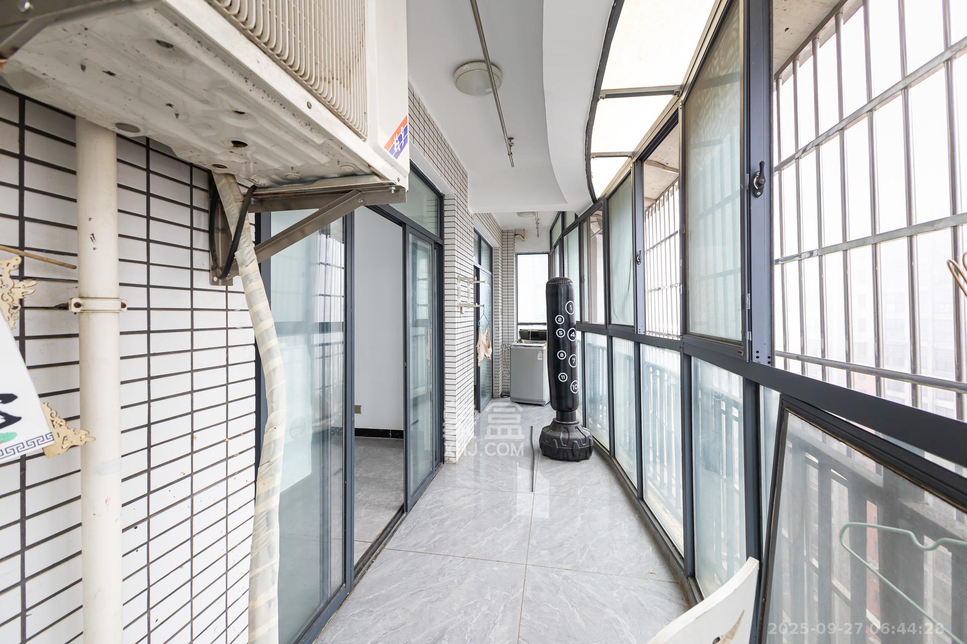 浩龙音乐界  3室2厅2卫    52.0万阳台