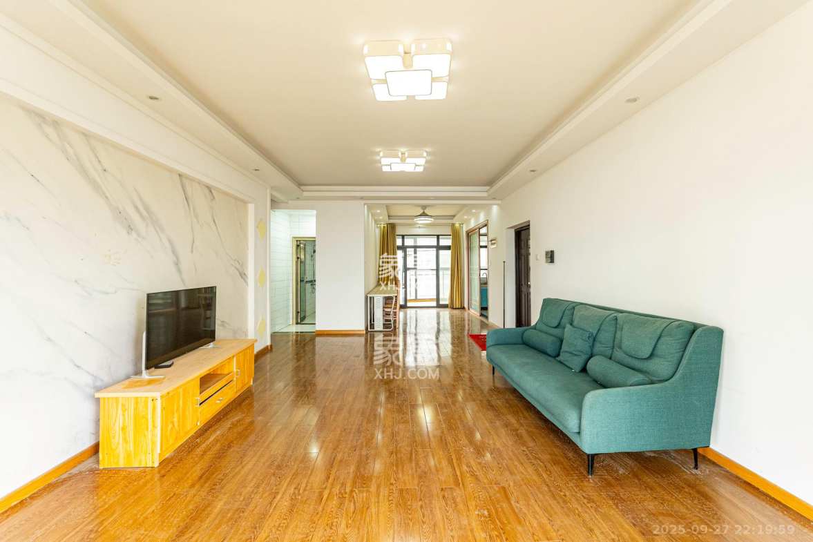 藏珑湖上国际花园 4室2厅2卫 210.0万 藏珑湖上国际花园 4室2厅2卫 210.0万客厅