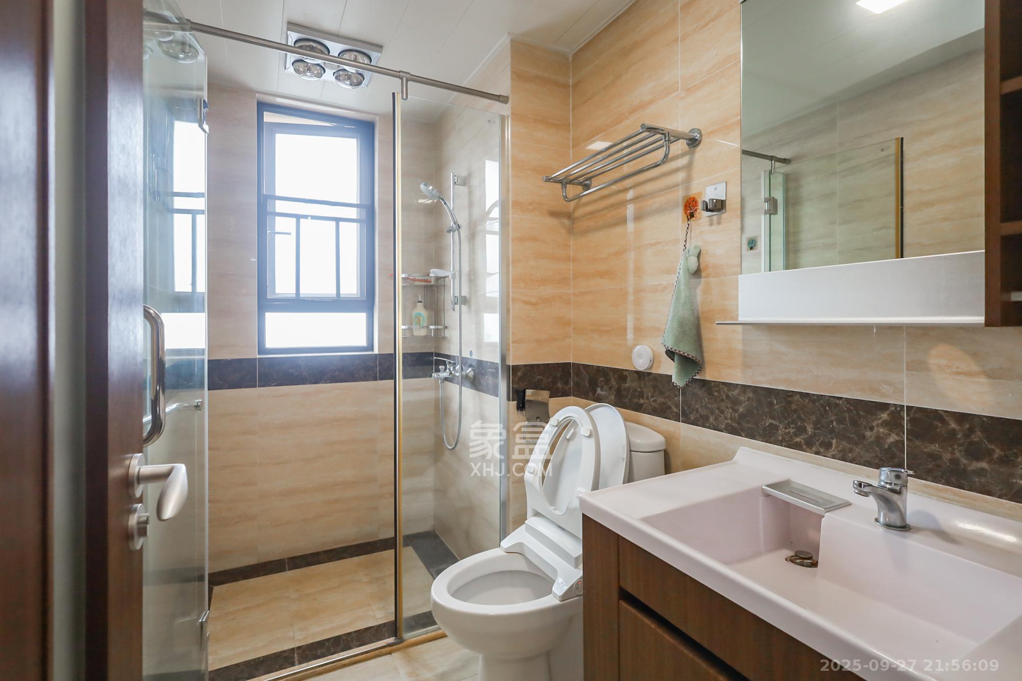 万科里金域国际  3室2厅2卫    160.0万卫生间