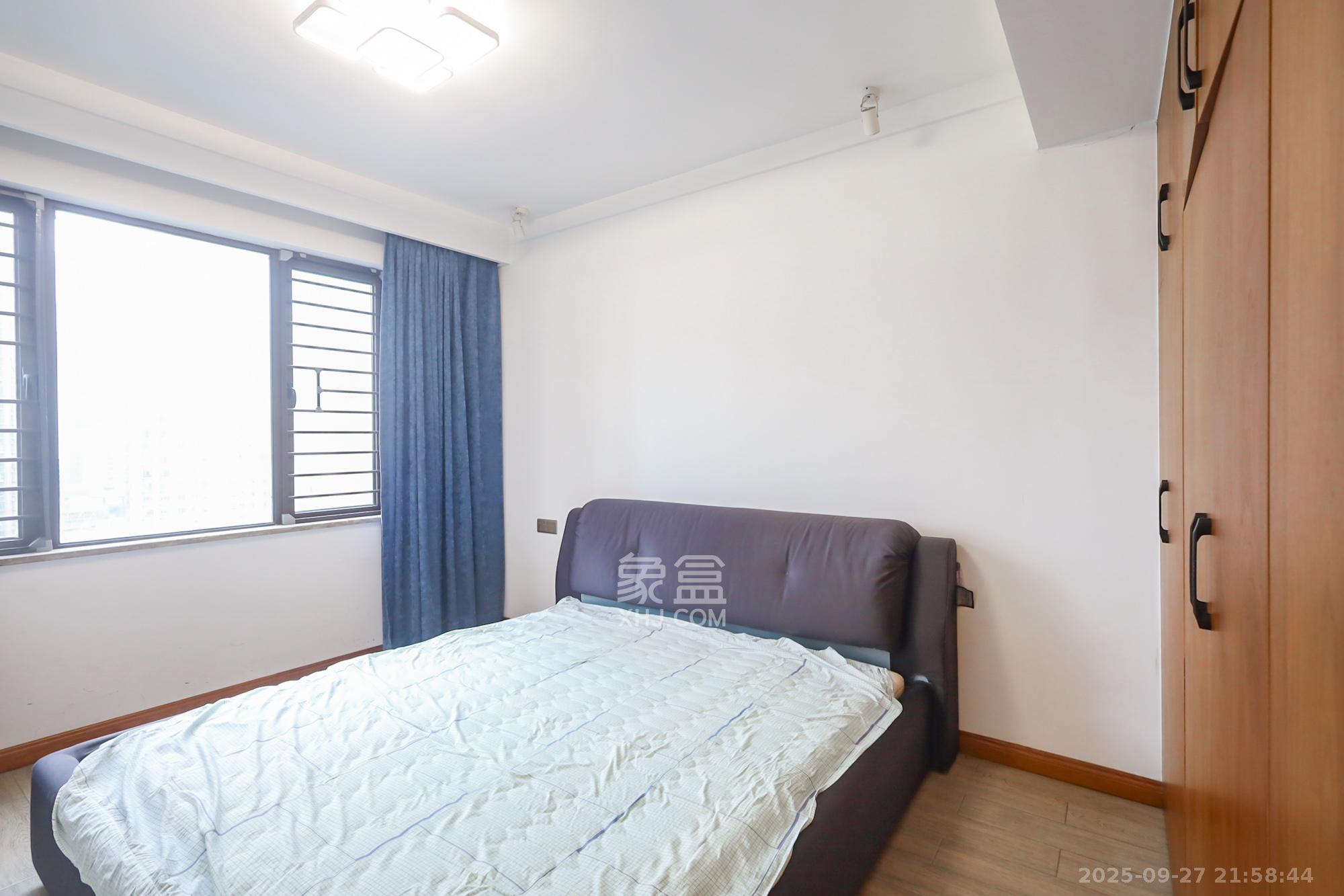 世茂外滩里(世茂铂翠湾三期) 4室2厅2卫 242.0万 世茂外滩里(世茂铂翠湾三期) 4室2厅2卫 242.0万卧室