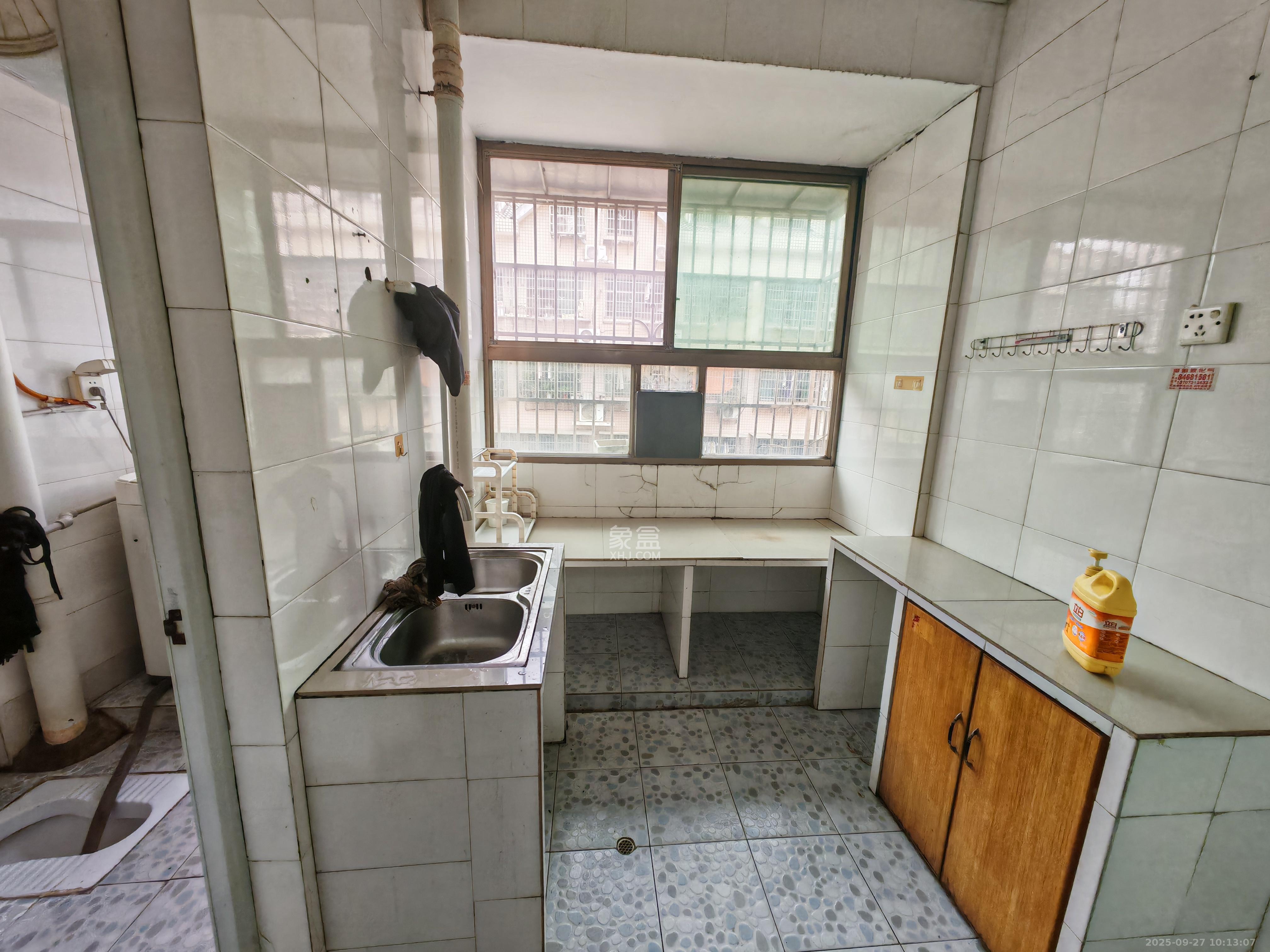 高岭小区 1室1厅1卫 1000.0元/月 高岭小区 1室1厅1卫 1000.0元/月室内图