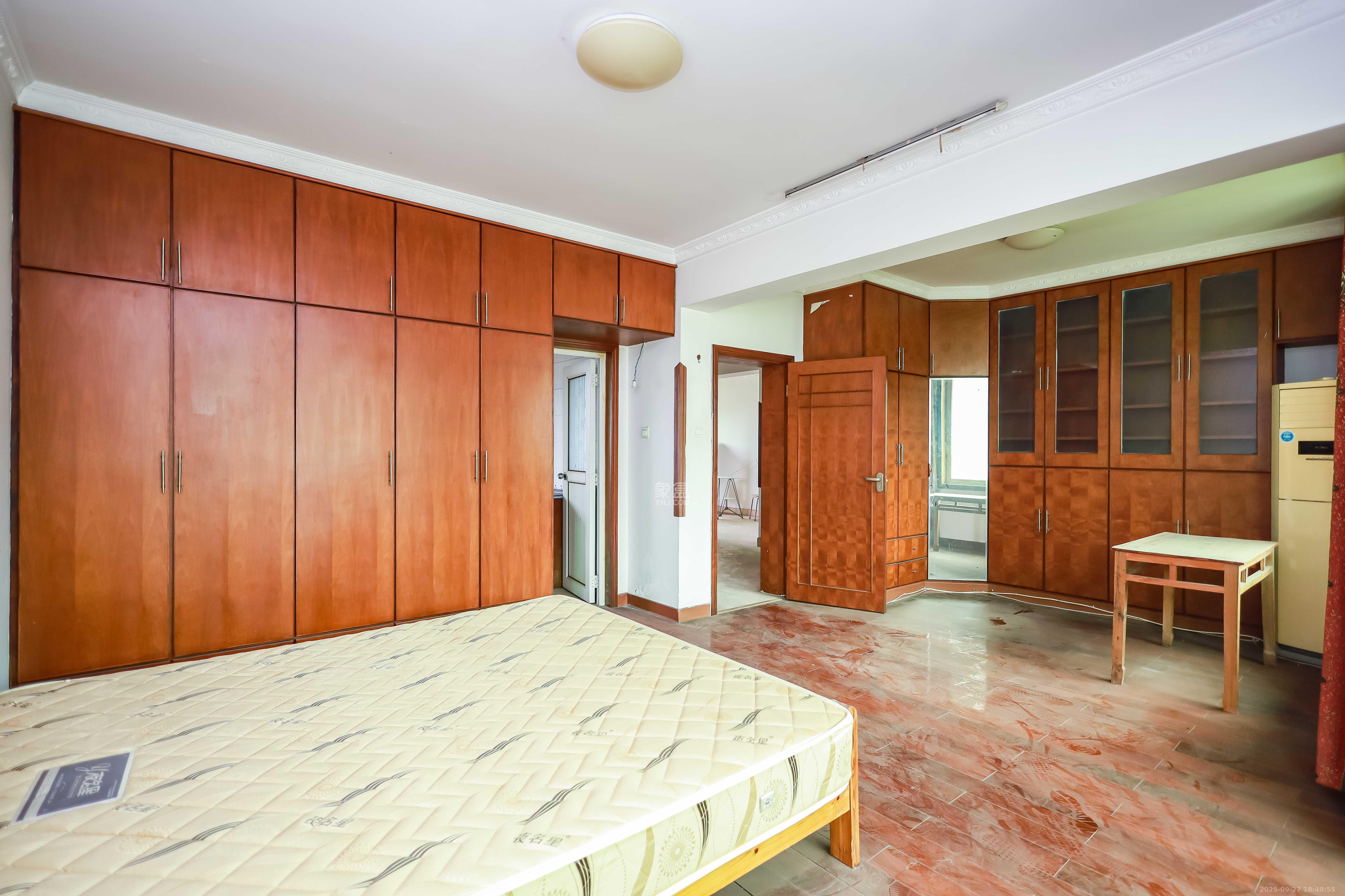 咸嘉新村嘉旺苑 5室3厅3卫 98.0万 咸嘉新村嘉旺苑 5室3厅3卫 98.0万卧室