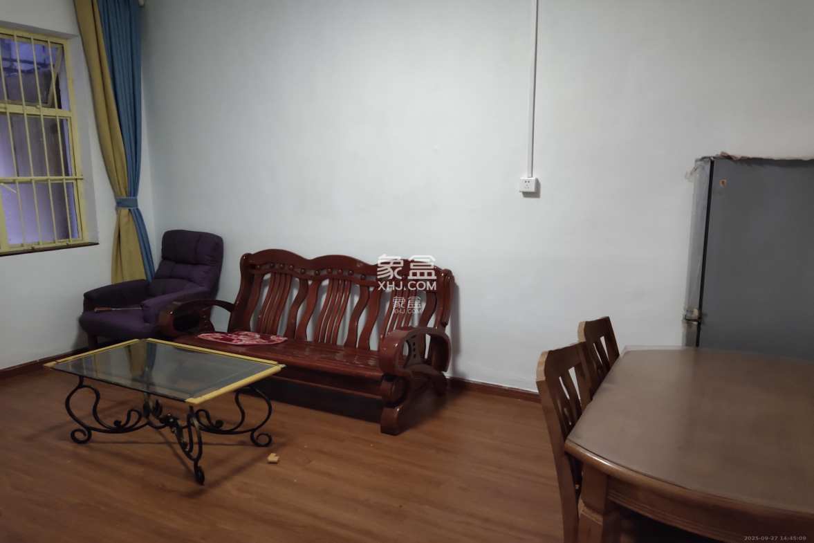 陡岭社区 2室1厅1卫 1500.0元/月 陡岭社区 2室1厅1卫 1500.0元/月室内图