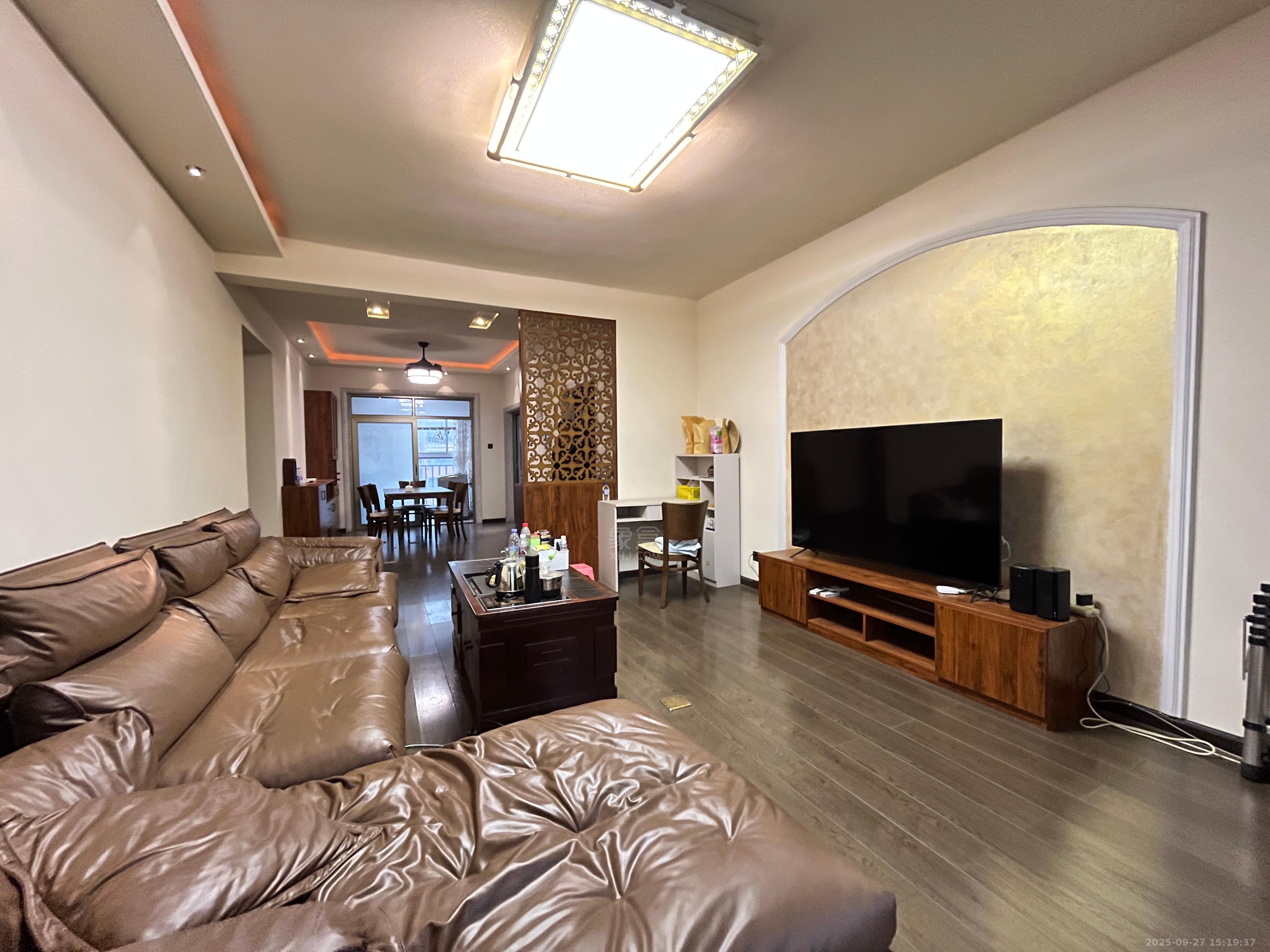 颐景园 3室2厅2卫 1700.0元/月 颐景园 3室2厅2卫 1700.0元/月室内图